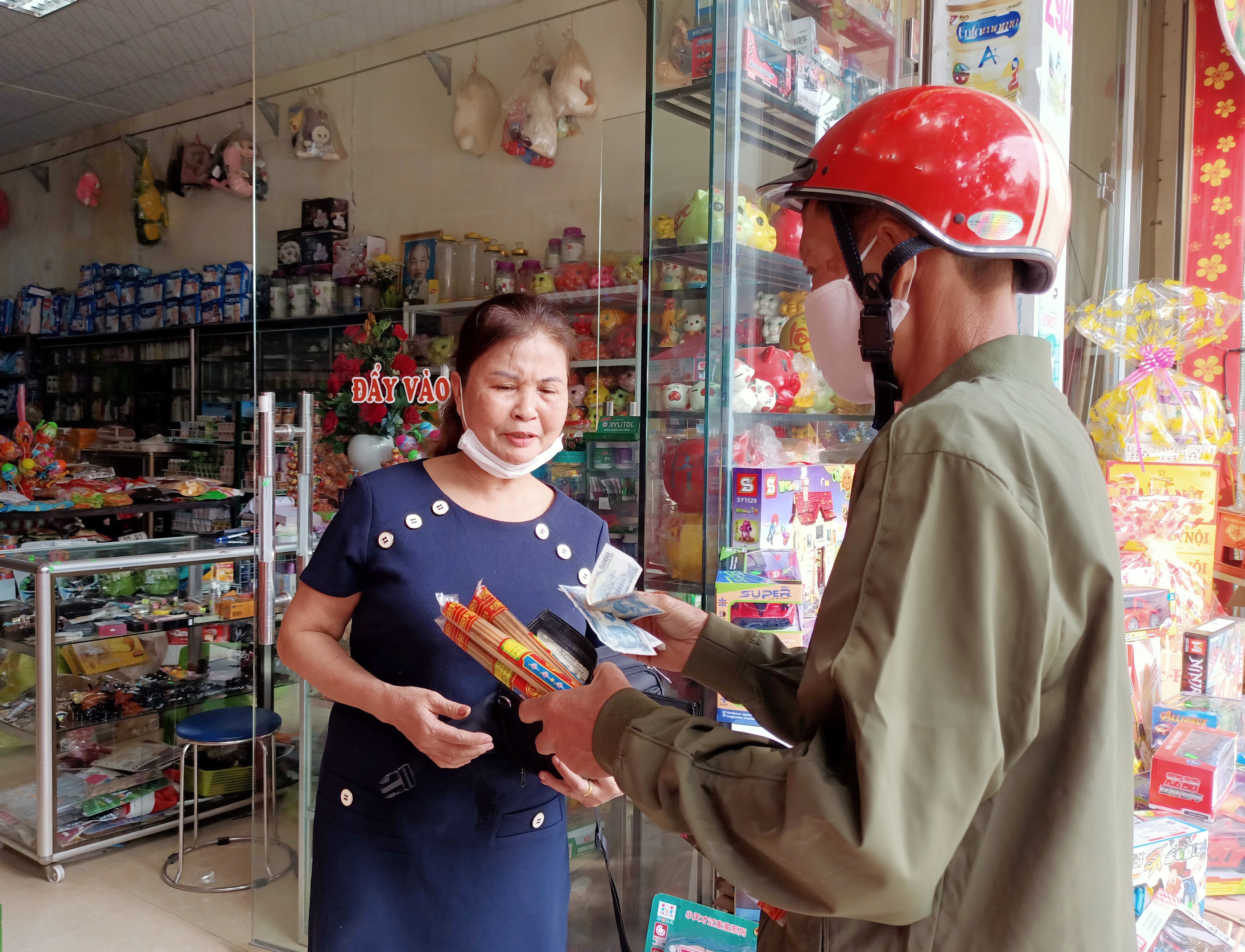 Nhiều người lại không quá coi trọng đến việc chọn người, chọn ngày để mở hàng, mà họ quan niệm đã mở cơ sở kinh doanh, buôn bán là phải mở cửa thường xuyên để cho hàng hóa được lưu thông. Ảnh: TL