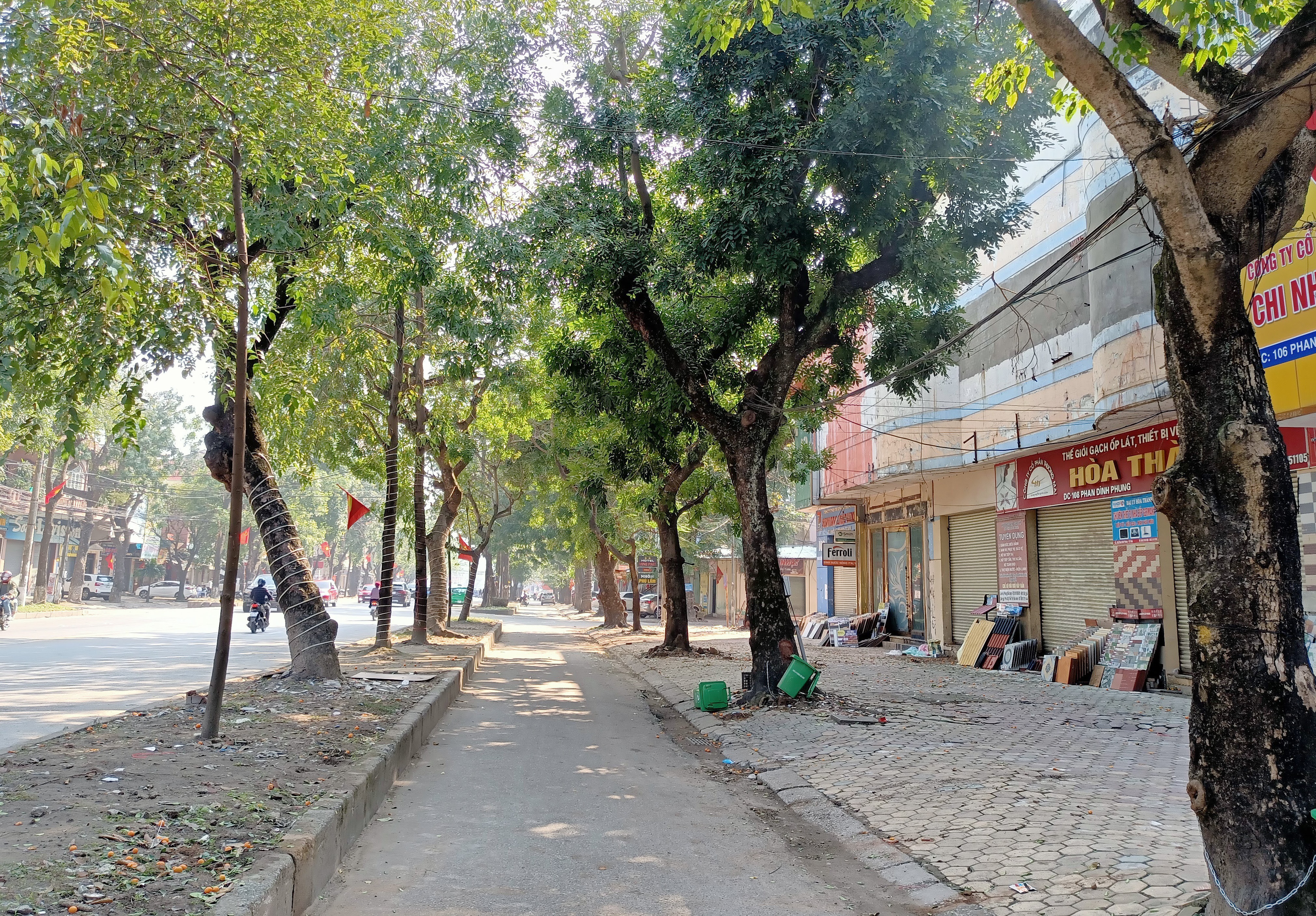 Trên tuyến đường Phan Đình Phùng và một số tuyến phố xung quanh khu vực chợ Vinh, nhiều dãy cửa hàng chuyên kinh doanh các mặt hàng VLXD, kim khí, điện máy thì vẫn còn tiếp tục đóng cửa, bởi vì đa phần các mặt hàng này người dân đã mua sắm từ trước Tết, những ngày đầu năm mới, đa phần người dân chưa có nhu cầu mua sắm, vì thế các cơ sở này vẫn chưa vội vàng mở cửa. Ảnh: TL