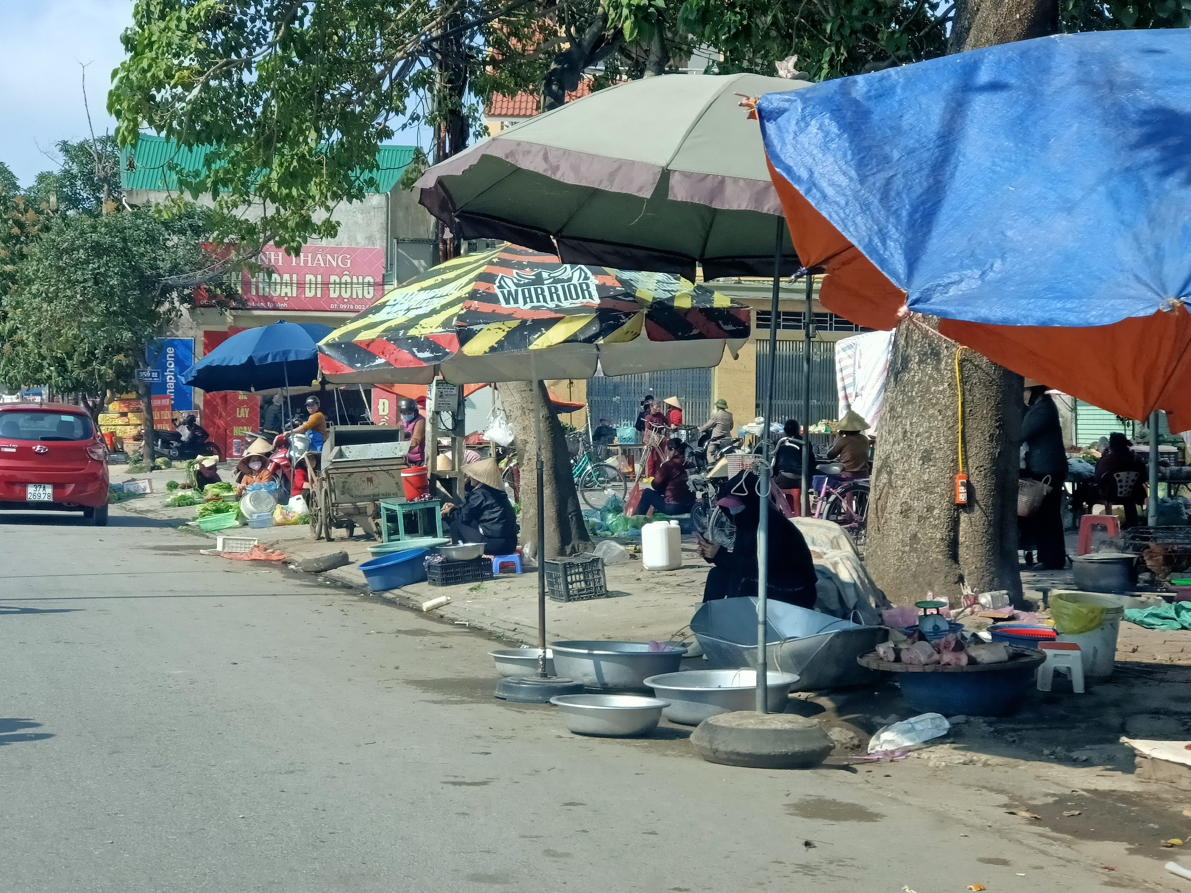 Ngay trước khu vực chợ Đước (Hưng Chính, TP.Vinh), nhiều hộ kinh doanh đã dọn hàng ra buôn bán. Ảnh: TL