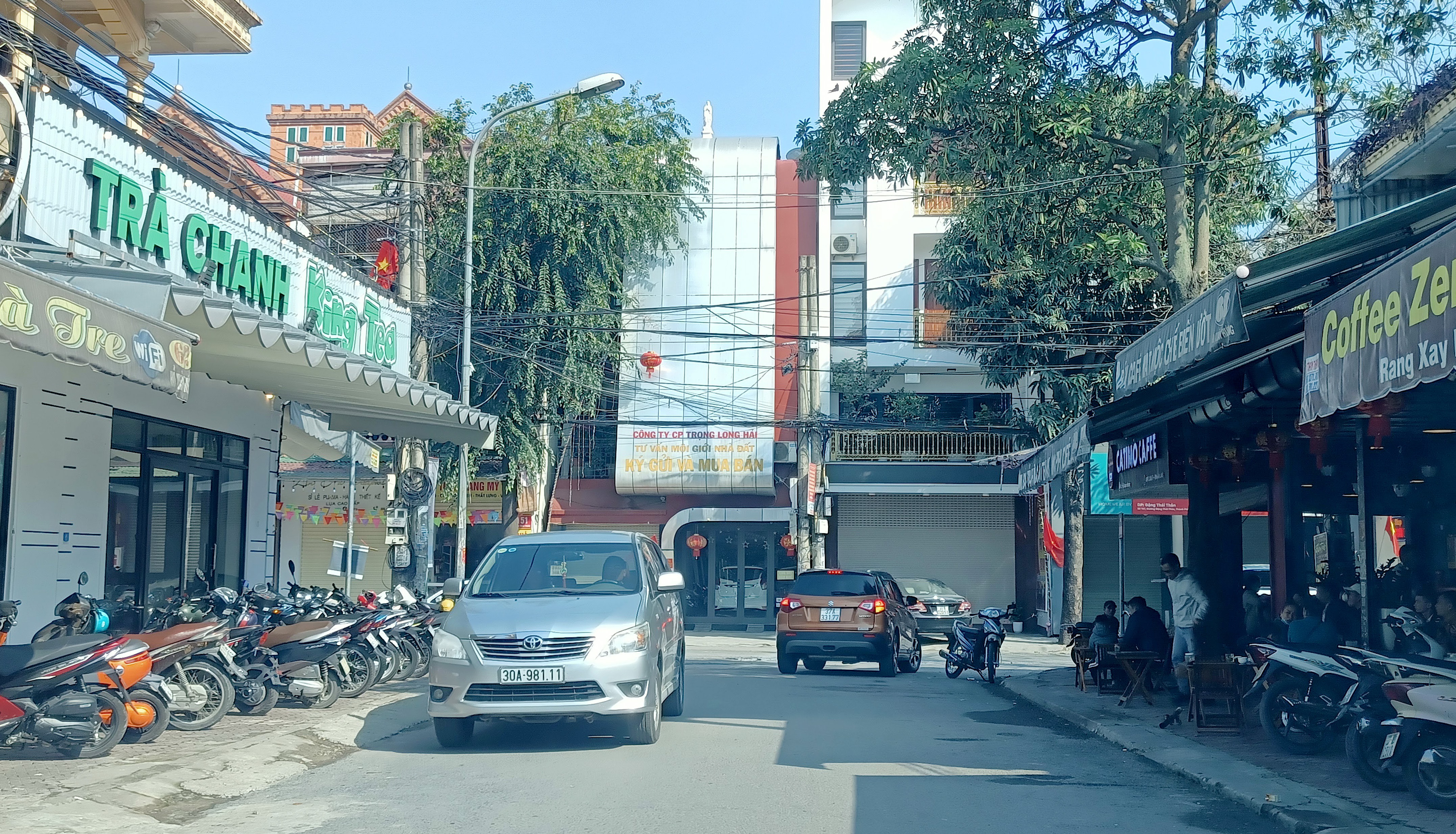 Nhiều quán giải khát đã mở cửa và thu hút đông đảo giới trẻ. Ảnh: TL