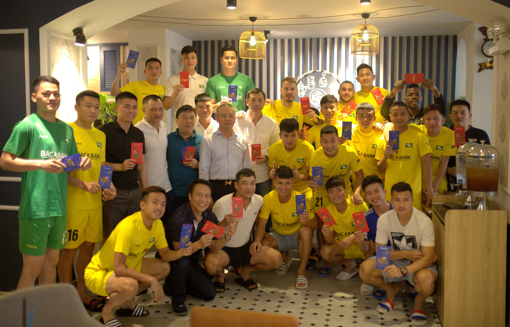 Cận kề Tết trong trận gặp CLB Sài Gòn, các cầu thủ SLNA được Chủ tịch Hội CĐV SLNA khu vực phía Nam lì xì năm mới. Ảnh: SLNA FC