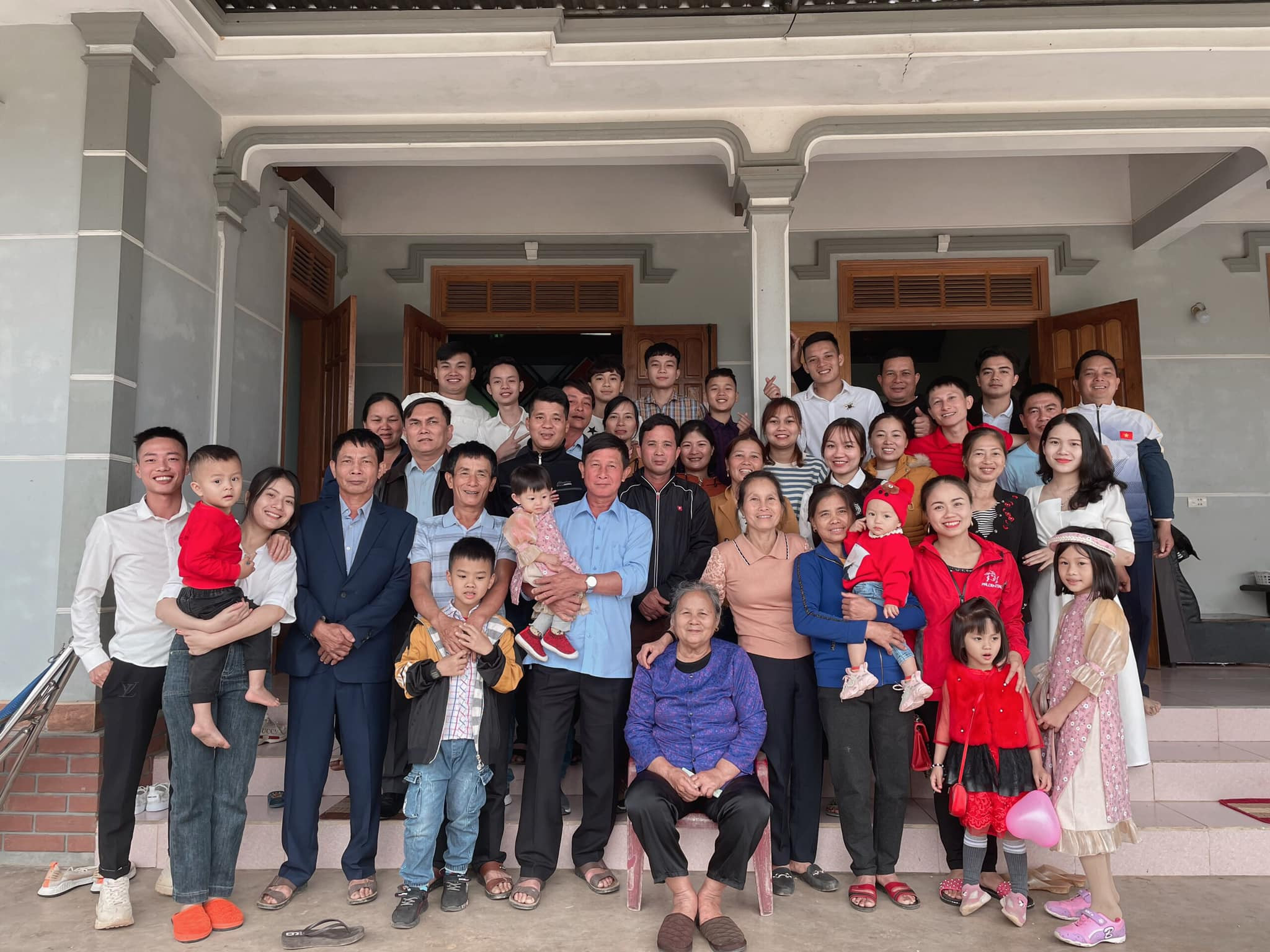 Trung vệ đội trưởng Hoàng Văn Khánh của SLNA khoe bức hình chụp cùng đại gia đình ngày tất niên. Ảnh: FBNV
