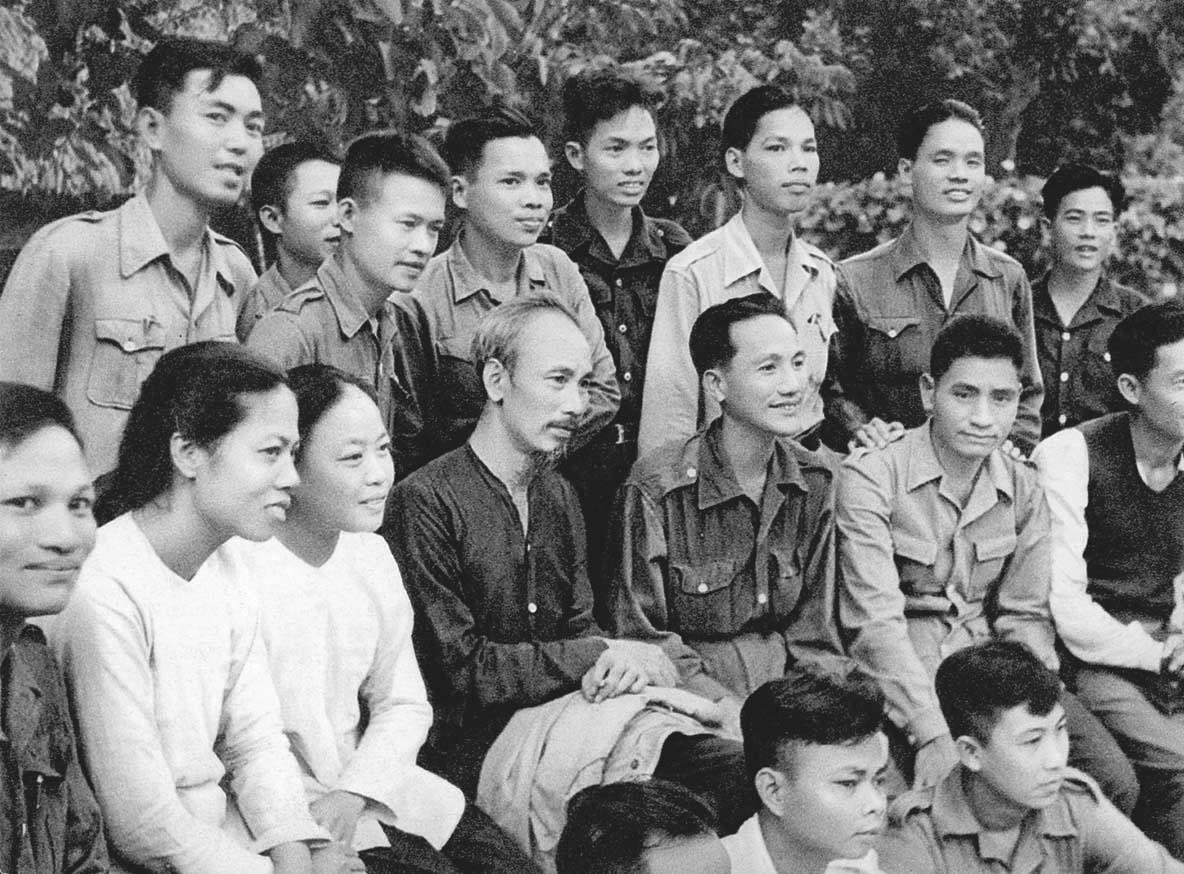 Chủ tịch Hồ Chí Minh với Đoàn đại biểu Nam Bộ từ chiến trường miền Nam ra chiến khu Việt Bắc báo cáo với Trung ương Đảng, Bác Hồ và Chính phủ về quyết định kháng chiến của đồng bào và chiến sĩ miền Nam (10/1949). Ảnh: Hochiminh.vn)