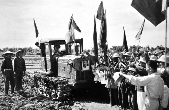 Chiếc máy cày của Chủ tịch Hồ Chí Minh tặng Hợp tác xã Đại Phong, lá cờ đầu ngành nông nghiệp, thực hiện luống cày đầu tiên, tháng 6 năm 1961 trước sự vui mừng của bà con xã viên.