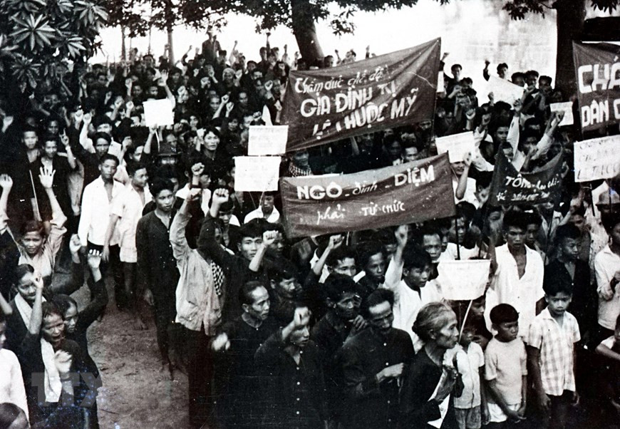 Ngày 2/12/1960, hơn 2.000 người dân tỉnh Mỹ Tho mít tinh, biểu tình đòi Mỹ - Ngụy chấm dứt các cuộc hành quân càn quét, chấm dứt việc bắn đại bác vào xóm làng, đòi Ngô Đình Diệm từ chức và thành lập một chính phủ dân chủ tiến bộ ở miền Nam Việt Nam. (Ảnh: Tư liệu TTXVN)