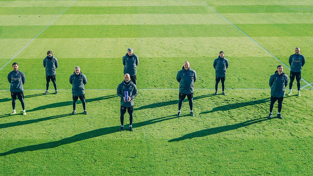 Guardiola chia vui với các thành viên ban huấn luyện Man City trên sân tập khi nhận giải HLV hay nhất tháng 1/2021. Ảnh: Premier League