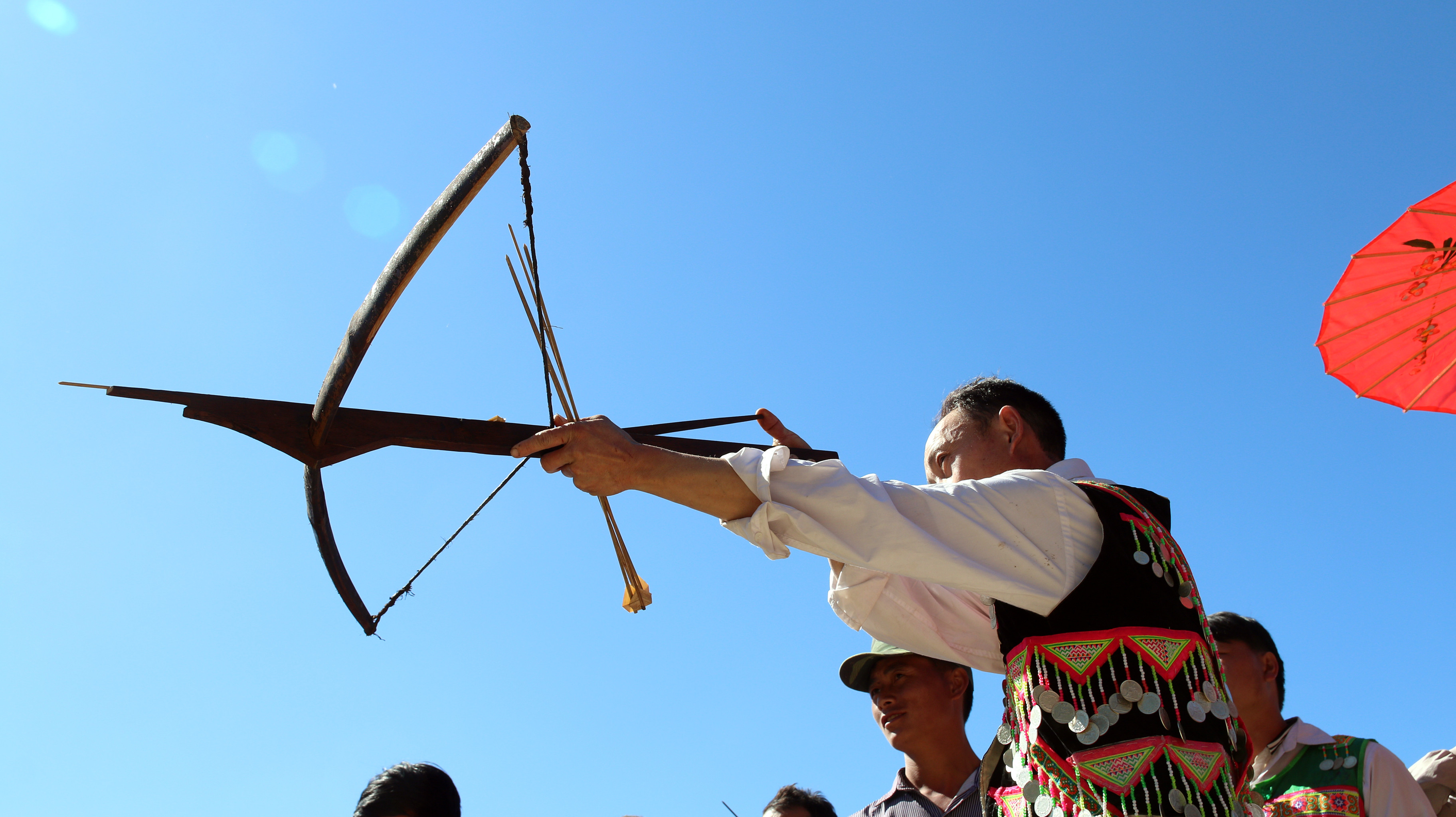 1.Nỏ ngày xưa thường được người Mông sử dụng như một công cụ để săn bắn thú rừng, thì ngày nay, cây nỏ chủ yếu được người dân đồng bào dân tộc này dùng để trổ tài thi thố trong những lễ tết. Ảnh: Đình Tuân