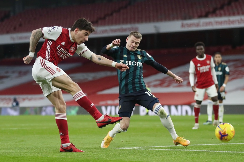 Hàng thủ Leeds bất lực trong việc theo kèm những cầu thủ tốc độ bên phía chủ nhà. Phút 45, Bellerin thoải mái xâm nhập vùng cấm, rồi sút tự tin ở góc hẹp để nâng tỷ số lên 3-0.