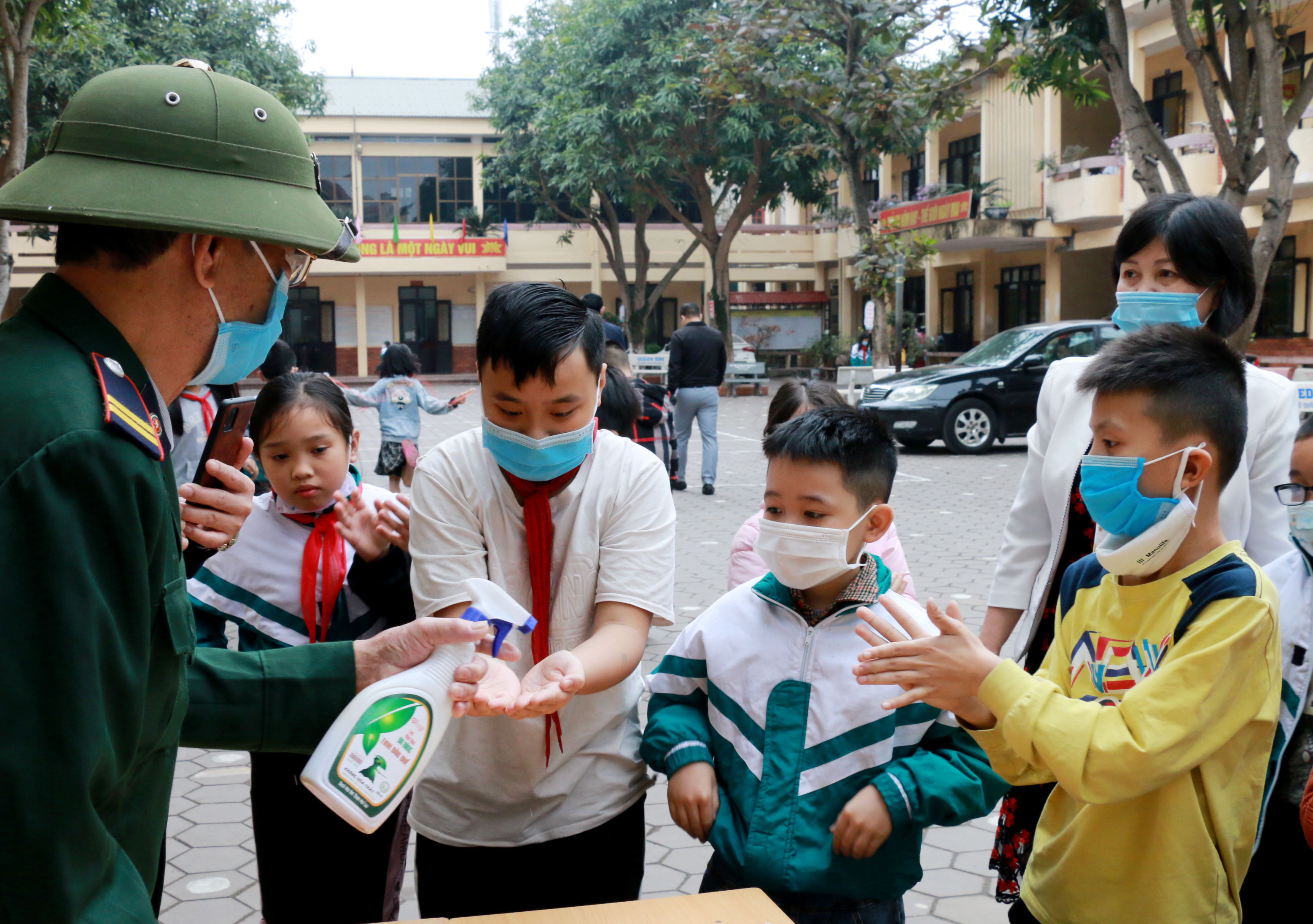 Học sinh Trường Tiểu học Cửa Nam 1 (thành phố Vinh) rửa tay bằng nước sát khuẩn trước khi vào lớp. Ảnh: MH