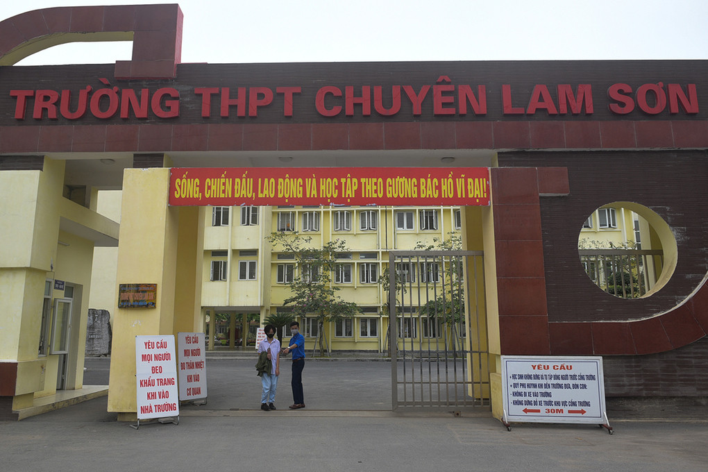 Các bảng hiệu yêu cầu thực hiện biện pháp phòng chống Covid-19 trước cổng trường THPT chuyên Lam Sơn (Thanh Hóa). Ảnh: Lê Hoàng.