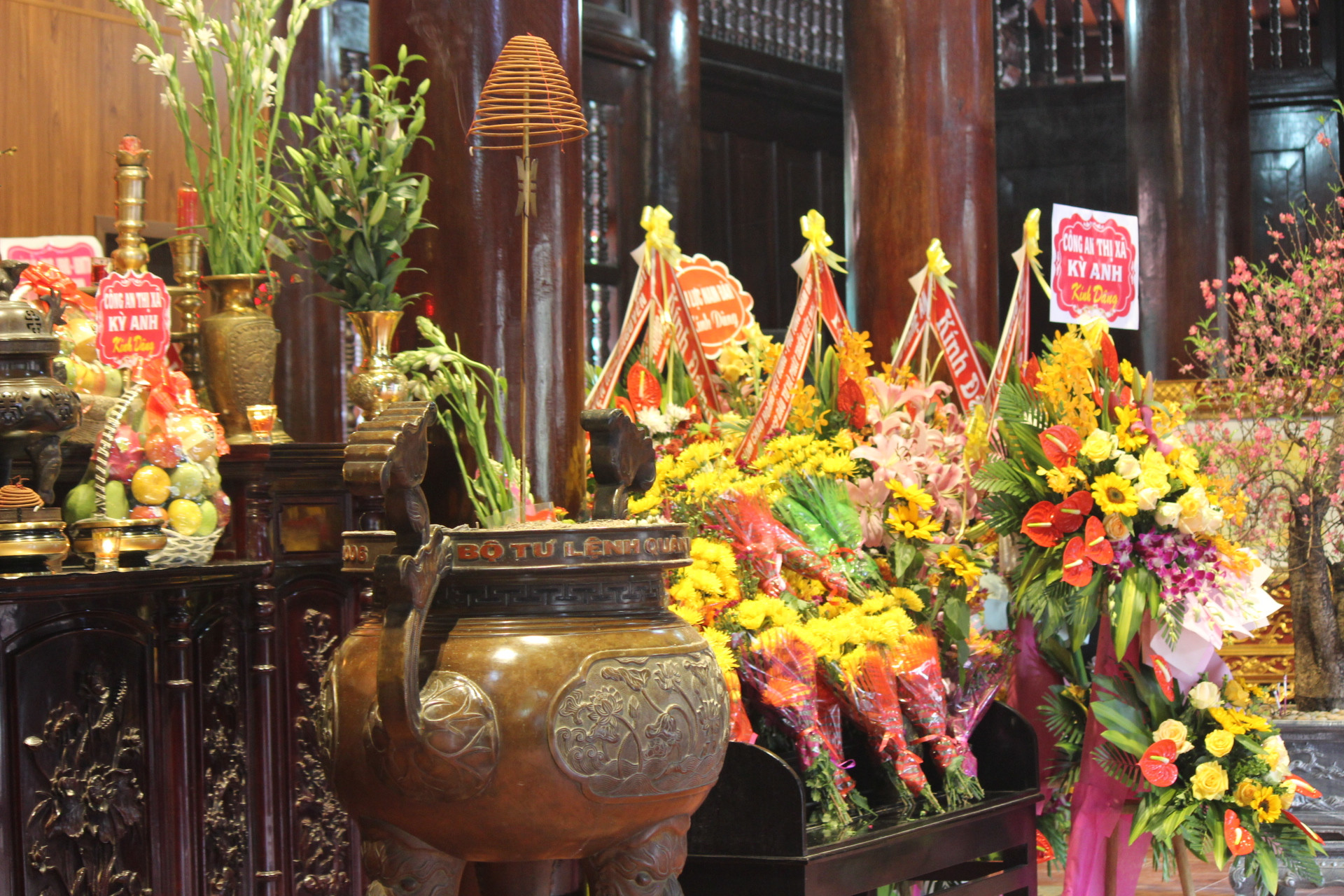 Những bó hoa tươi thắm bày tỏ lòng biết ơn, tưởng nhớ của người dân với Chủ tịch Hồ Chí Minh. Ảnh: Diệp Thanh