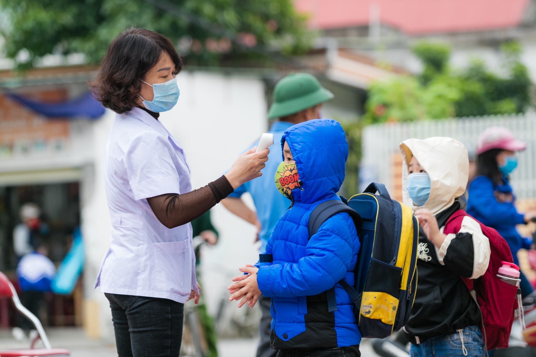 Đa số các trường học đều chủ động các biện pháp để phòng chông dịch như đo thân nhiệt, nhắc nhở các em đeo khẩu trang khi vào trường. Ảnh: Đức Anh