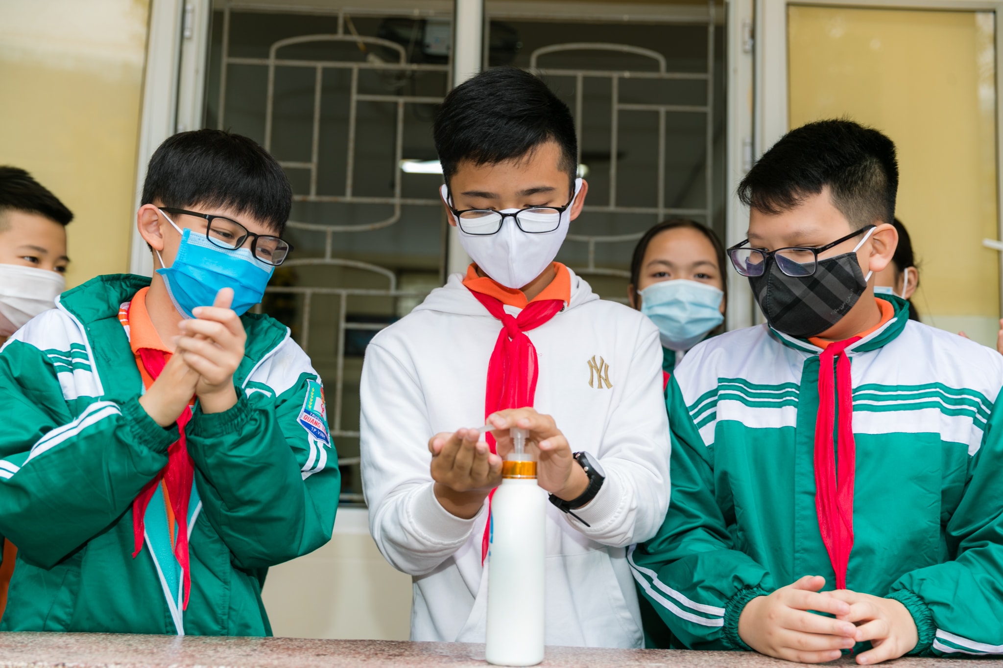 Phía ngoài các lớp học các trường đã trang bị nước rửa tay sát khuẩn cho học sinh. Ảnh: Đức Anh