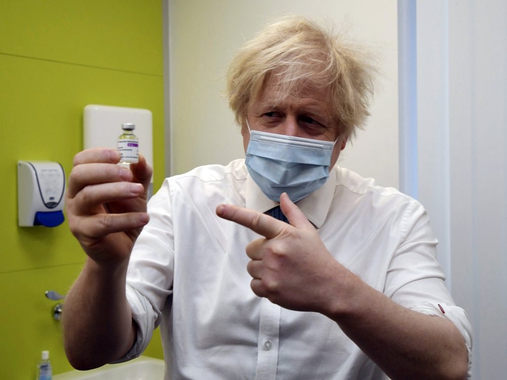 Thủ tướng Anh Boris Johnson cầm trên tay lọ vắc-xin AstraZeneca trong chuyến thăm trung tâm sản xuất vắc-xin ngừa Covid-19 tại Orpington, Đông Nam London. Ảnh: AP