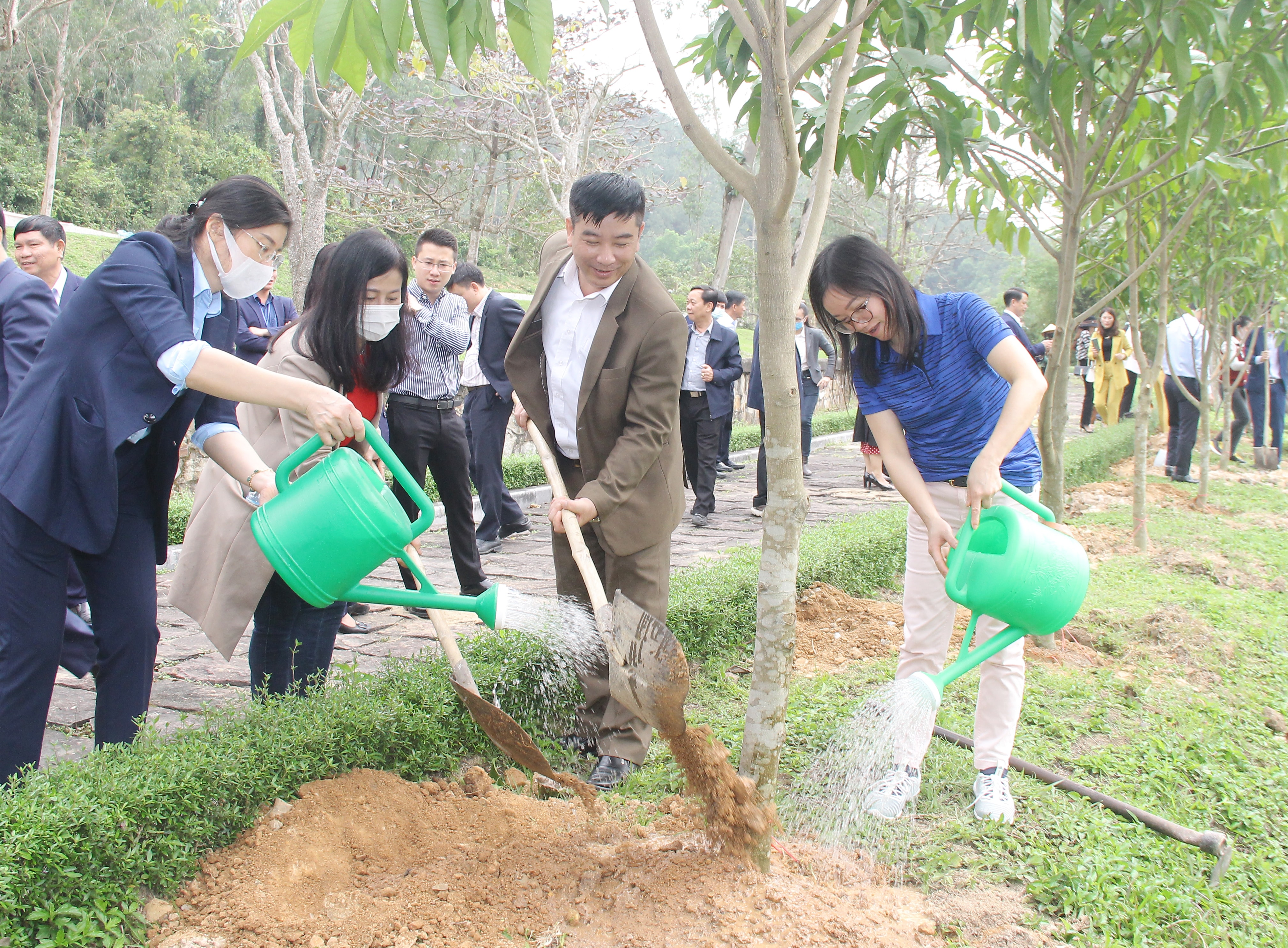 Lãnh đạo Ban và chuyên viên cơ quan HĐND tỉnh tổ chức trồng cây đầu xuân tại khu mộ bà Hoàng Thị Loan. Ảnh: Mai Hoa