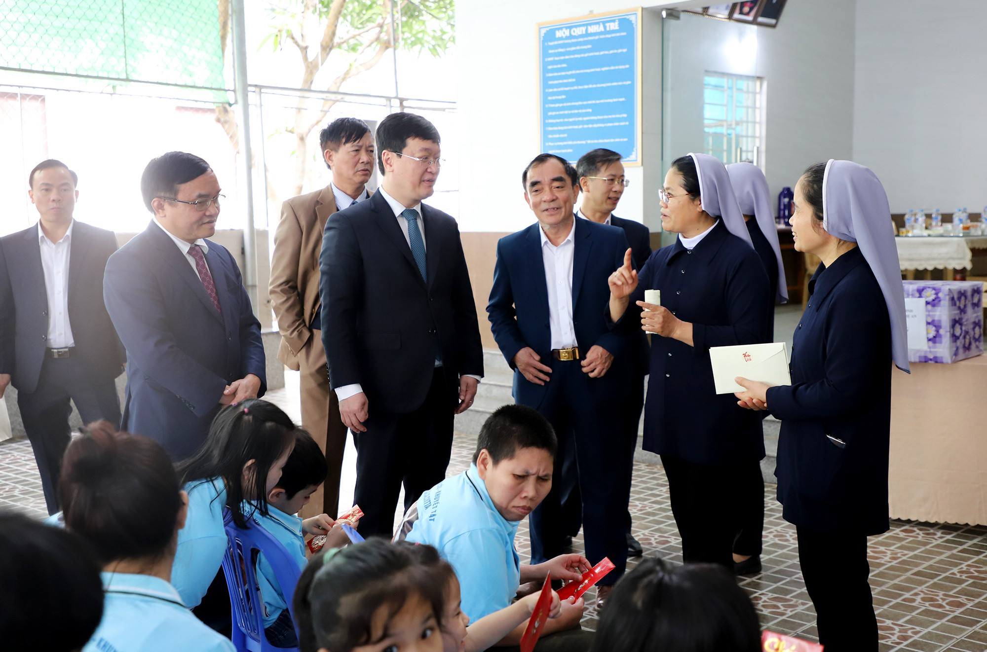 Đồng chí Nguyễn Đức Trung - Chủ tịch UBND tỉnh ân cần thăm hỏi hoàn cảnh, chia sẻ với những khó khăn của Trung tâm và các cháu tại Trung tâm. Ảnh: Phạm Bằng
