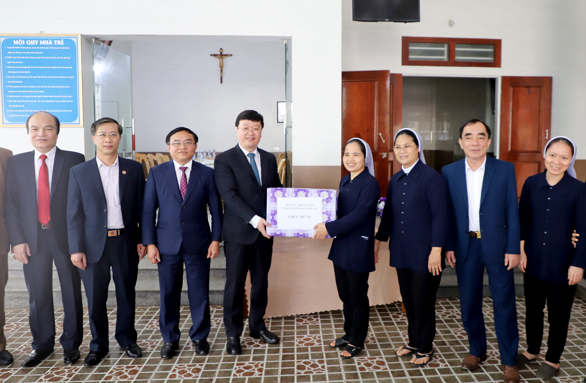 Đồng chí Nguyễn Đức Trung - Chủ tịch UBND tỉnh tặng quà cho . Ảnh: Phạm Bằng