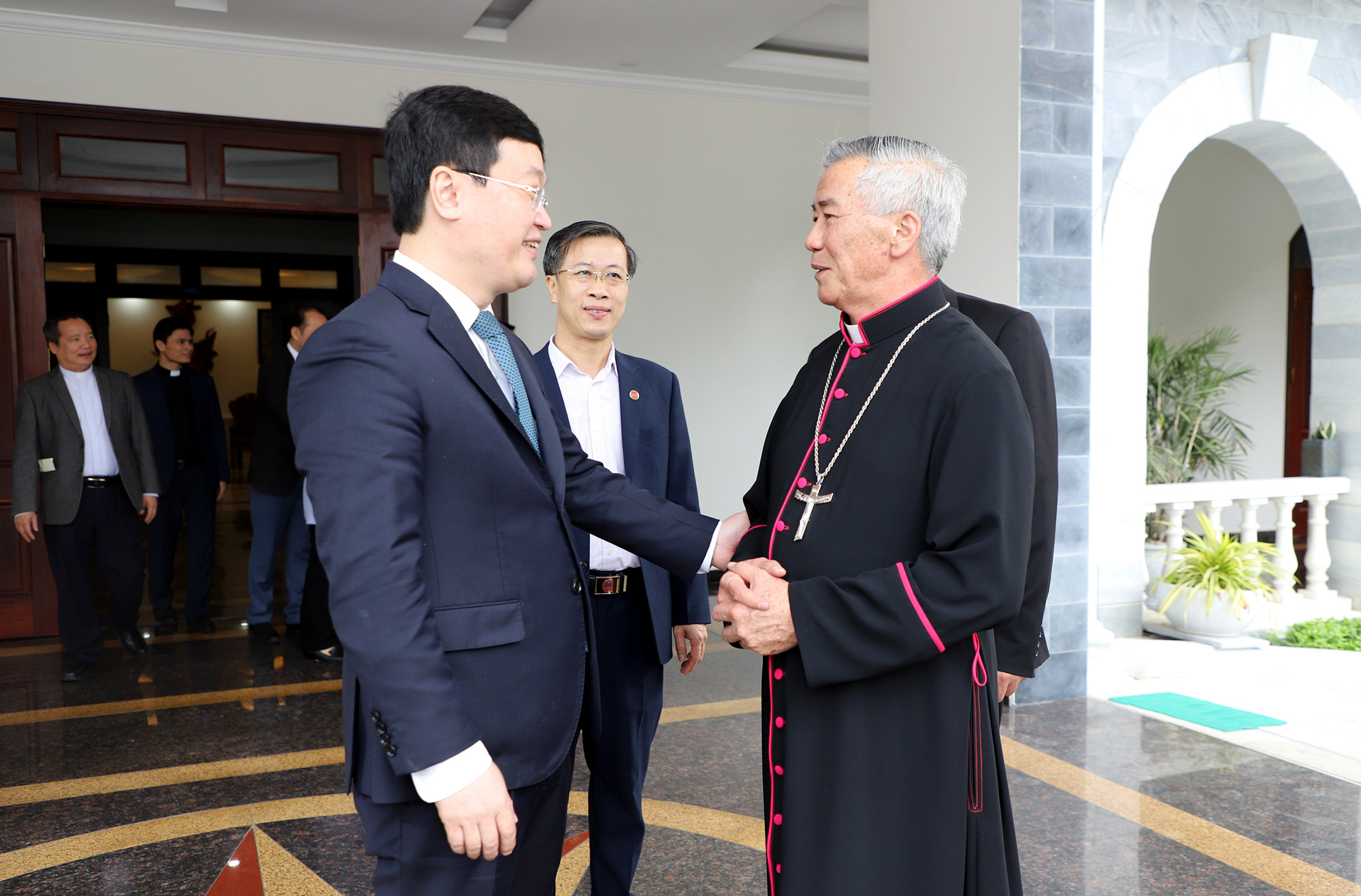 Đồng chí Nguyễn Đức Trung - Phó Bí thư Tỉnh ủy, Chủ tịch UBND tỉnh nói chuyên thân mật với . Ảnh: Phạm Bằng