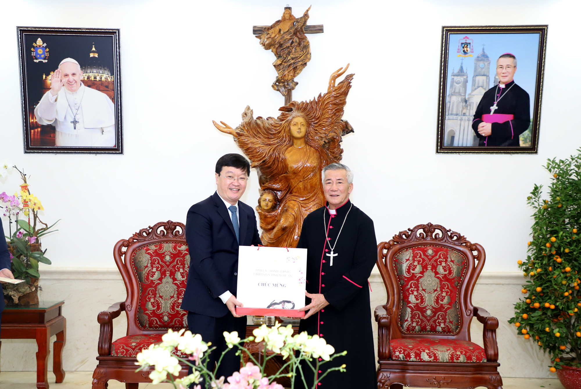 Đồng chí Nguyễn Đức Trung - Chủ tịch UBND tỉnh tặng quà cho Tòa Giám mục Giáo phận Vinh. Ảnh: Phạm Bằng