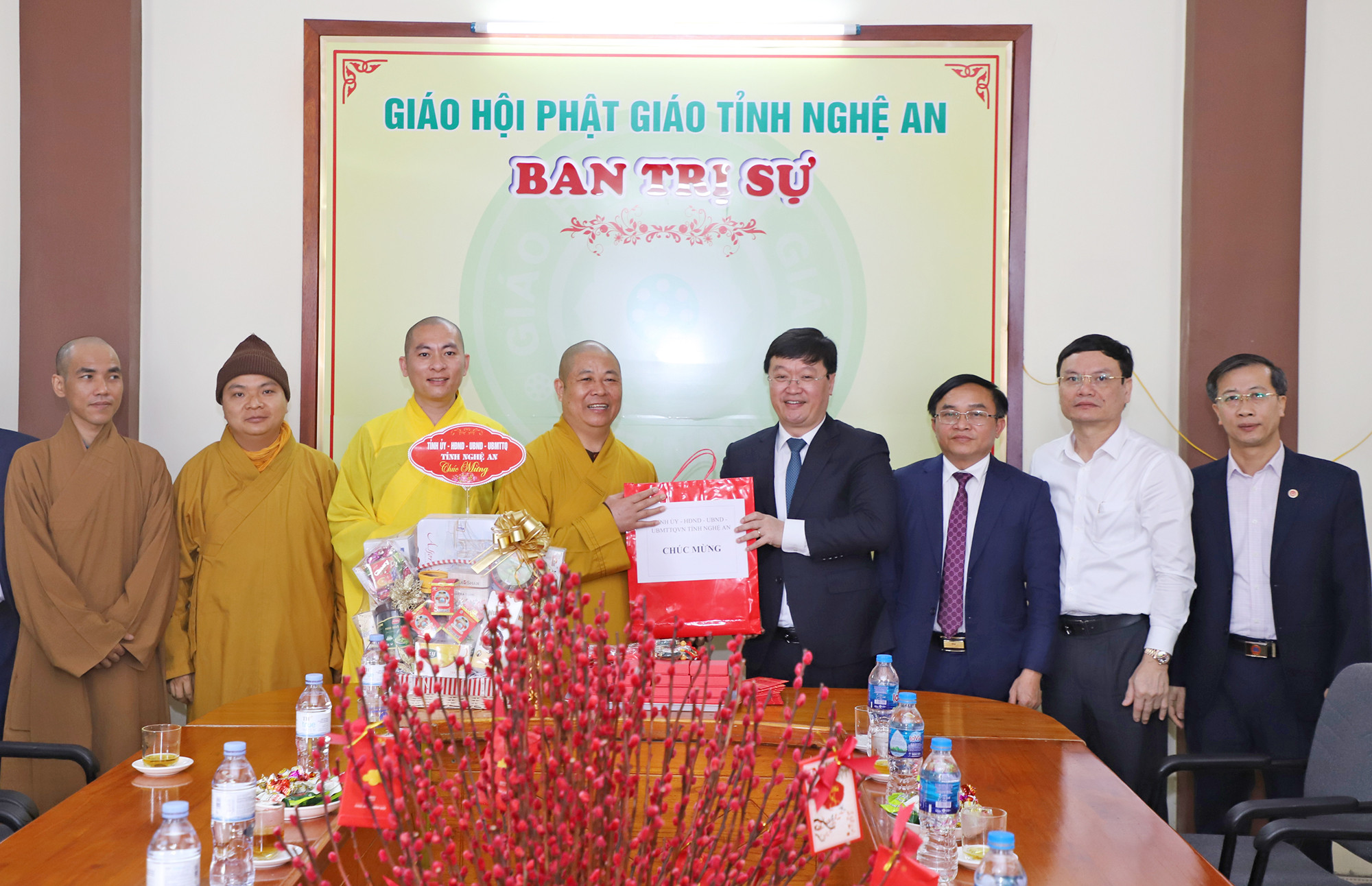 Đồng chí Nguyễn Đức Trung - Chủ tịch UBND tỉnh chúc Tết Ban Trị sự Giáo hội Phật giáo tỉnh. Ảnh: Phạm Bằng