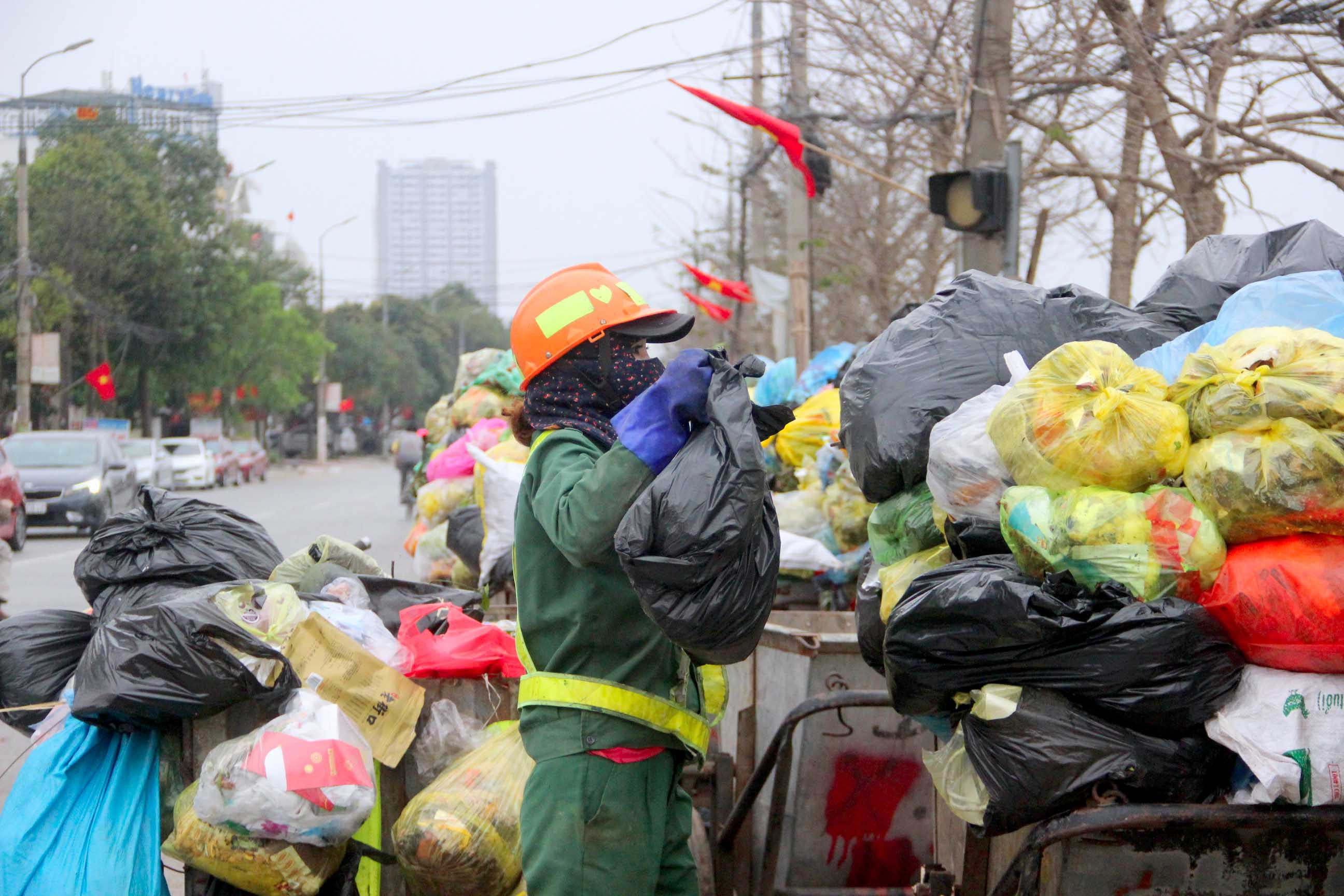 Công nhân môi trường TP.Vinh phải làm xuyên Tết để đảm bảo môi trường