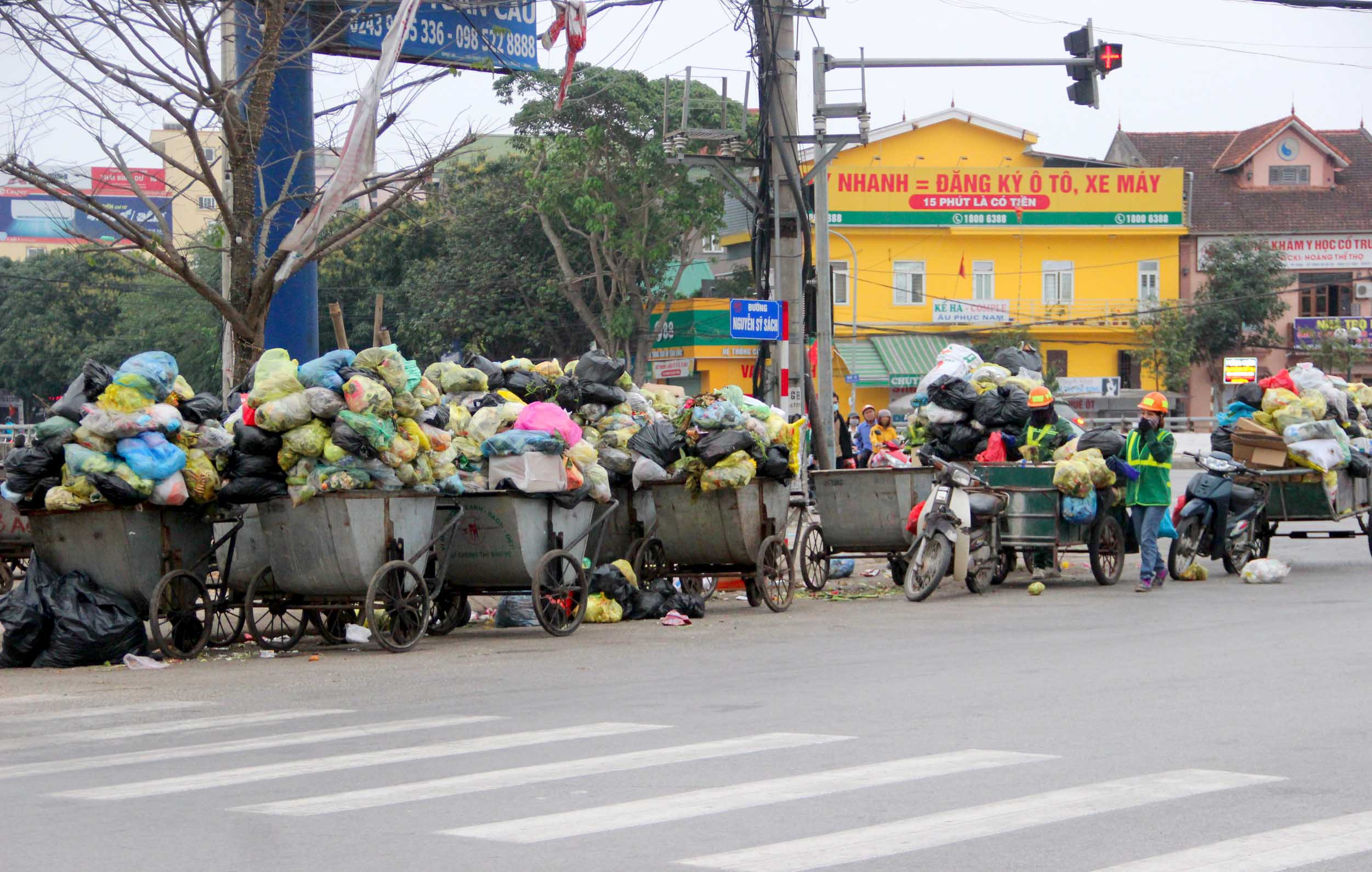 Nhiều tuyến đường TP.Vinh tràn ngập rác thải sau Tết. Ảnh N.C