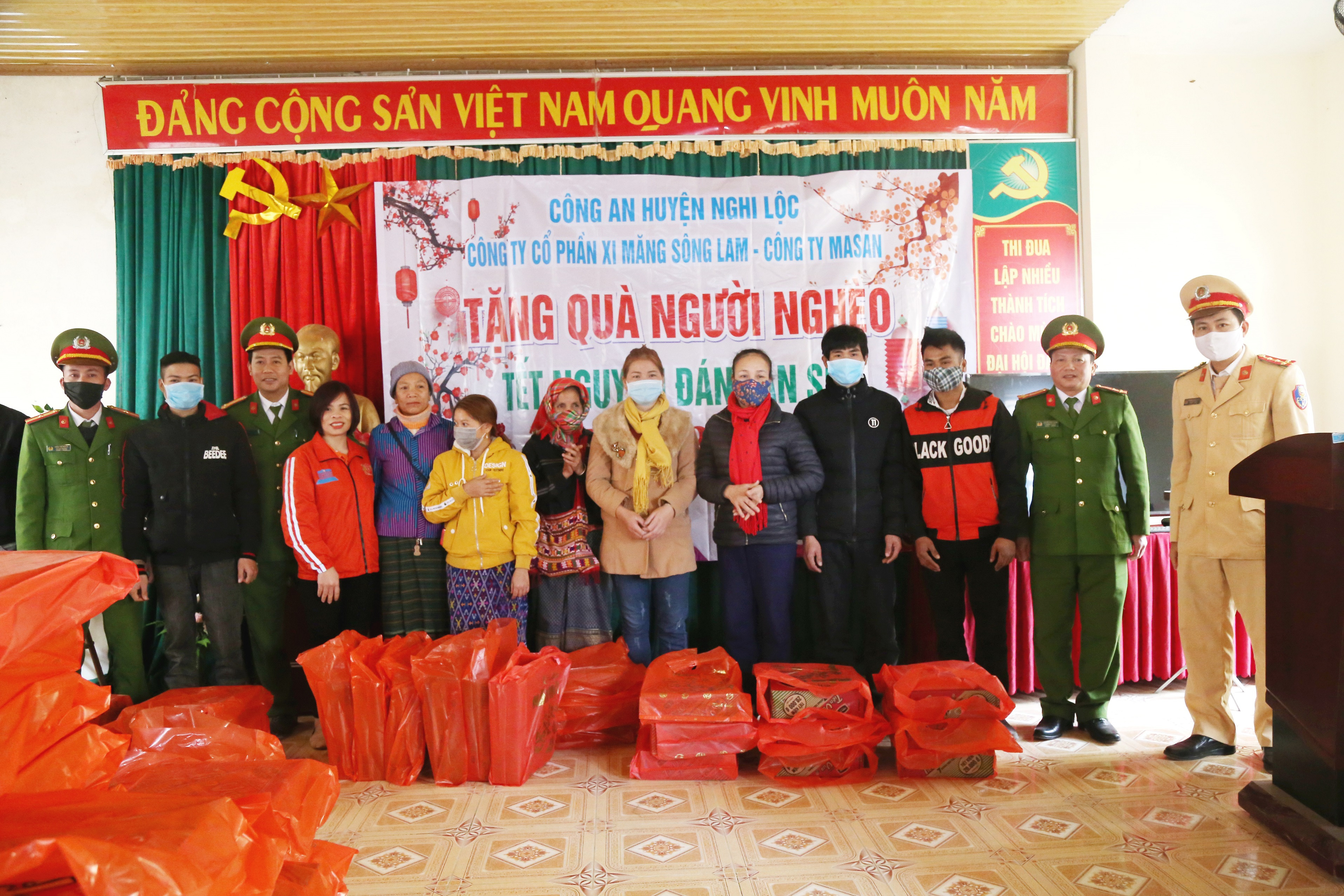 Công ty CP Xi măng Sông Lam phối hợp với các đơn vị tặng quà đến các hộ nghèo ở huyện biên giới Kỳ Sơn. Ảnh Khắc Sáng