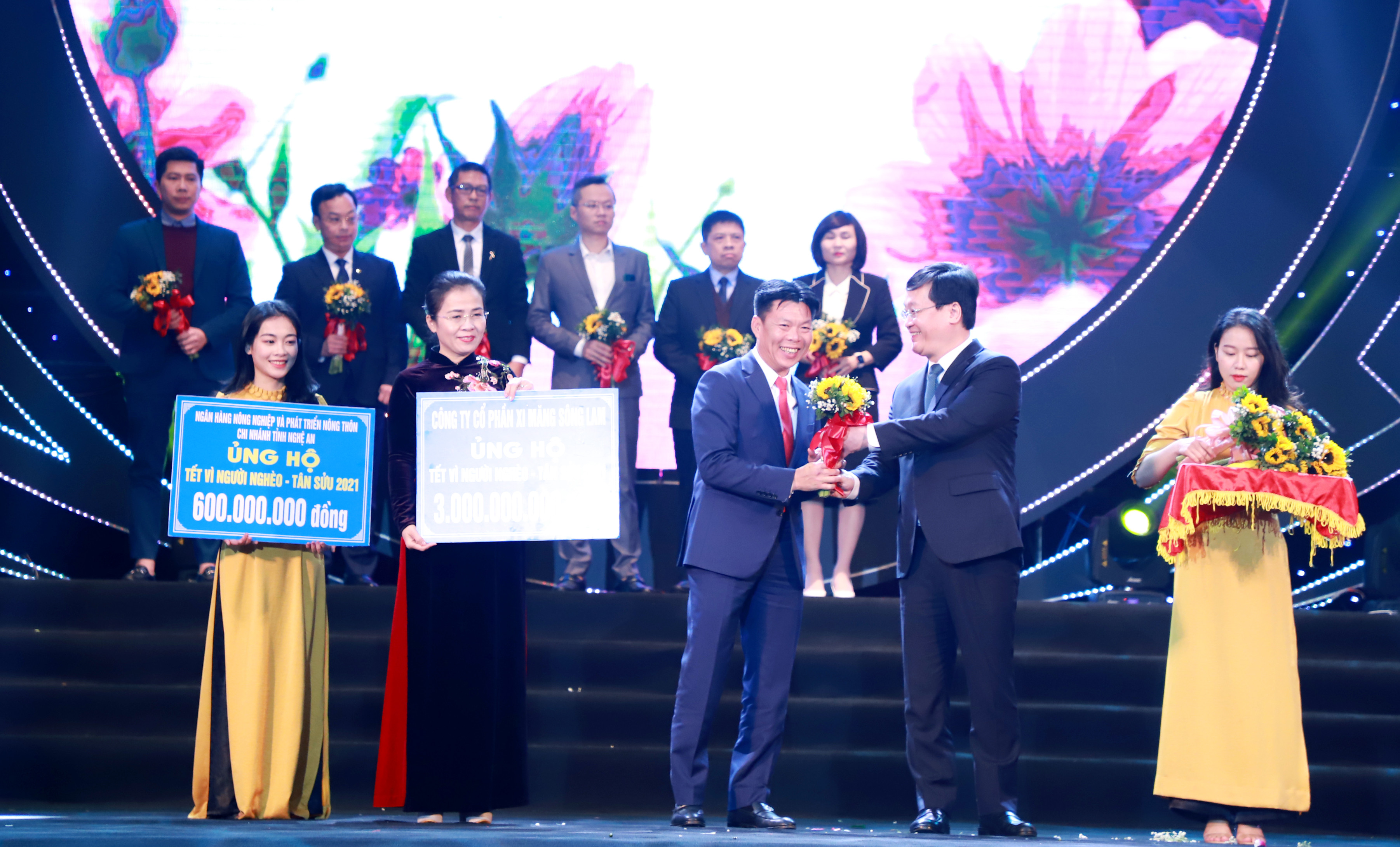 Lãnh đạo tỉnh Nghệ An tặng hoa, ghi nhận sự đồng hành vì người nghèo của Công ty CP Xi măng Sông Lam. Ảnh Thành Duy
