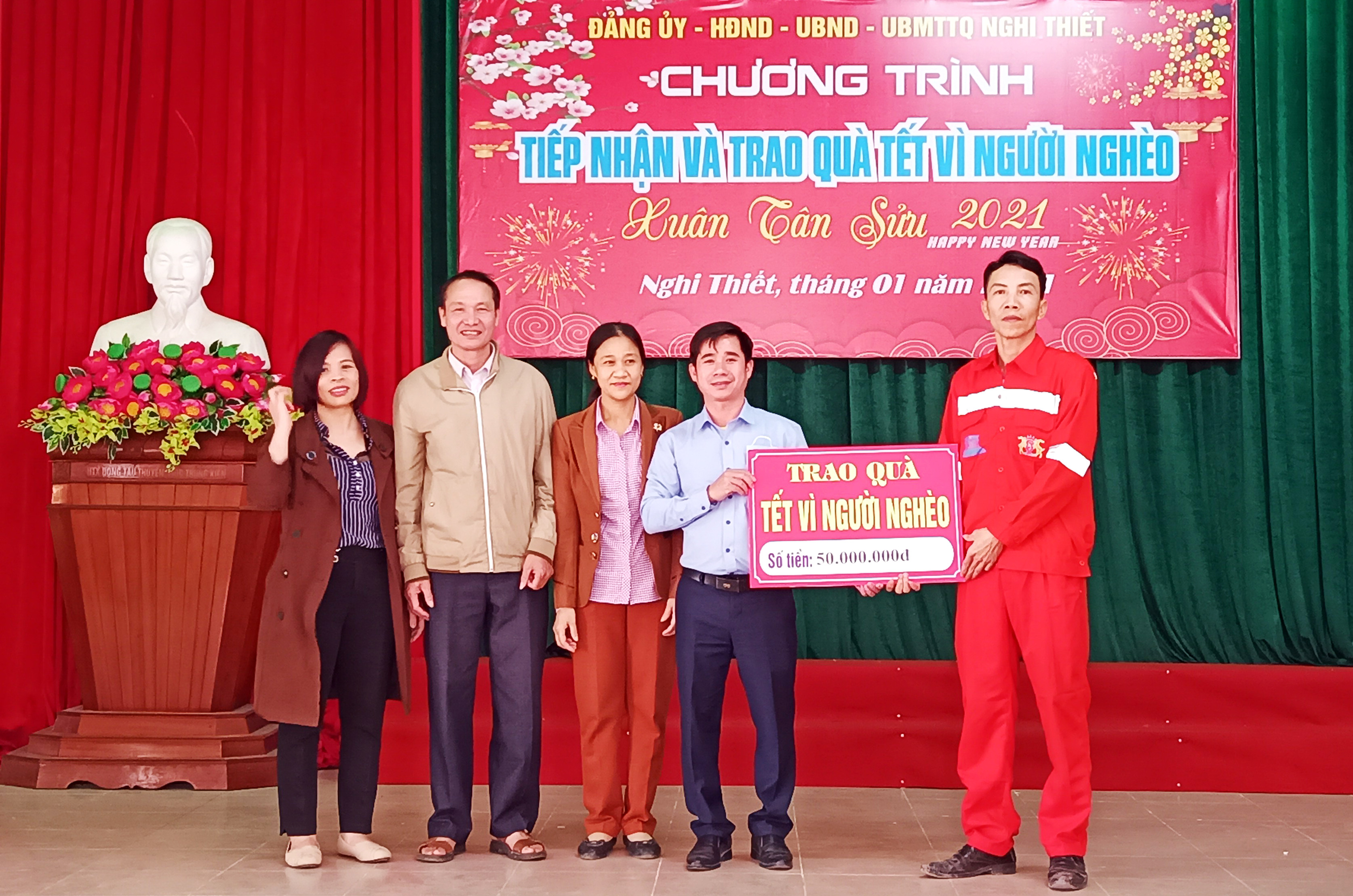Công ty CP Xi măng Sông Lam trao hỗ trợ người nghèo ở xã Nghi Thiết (Nghi Lộc) dịp Tết Tân Sửu 2021. Ảnh Khắc Sáng