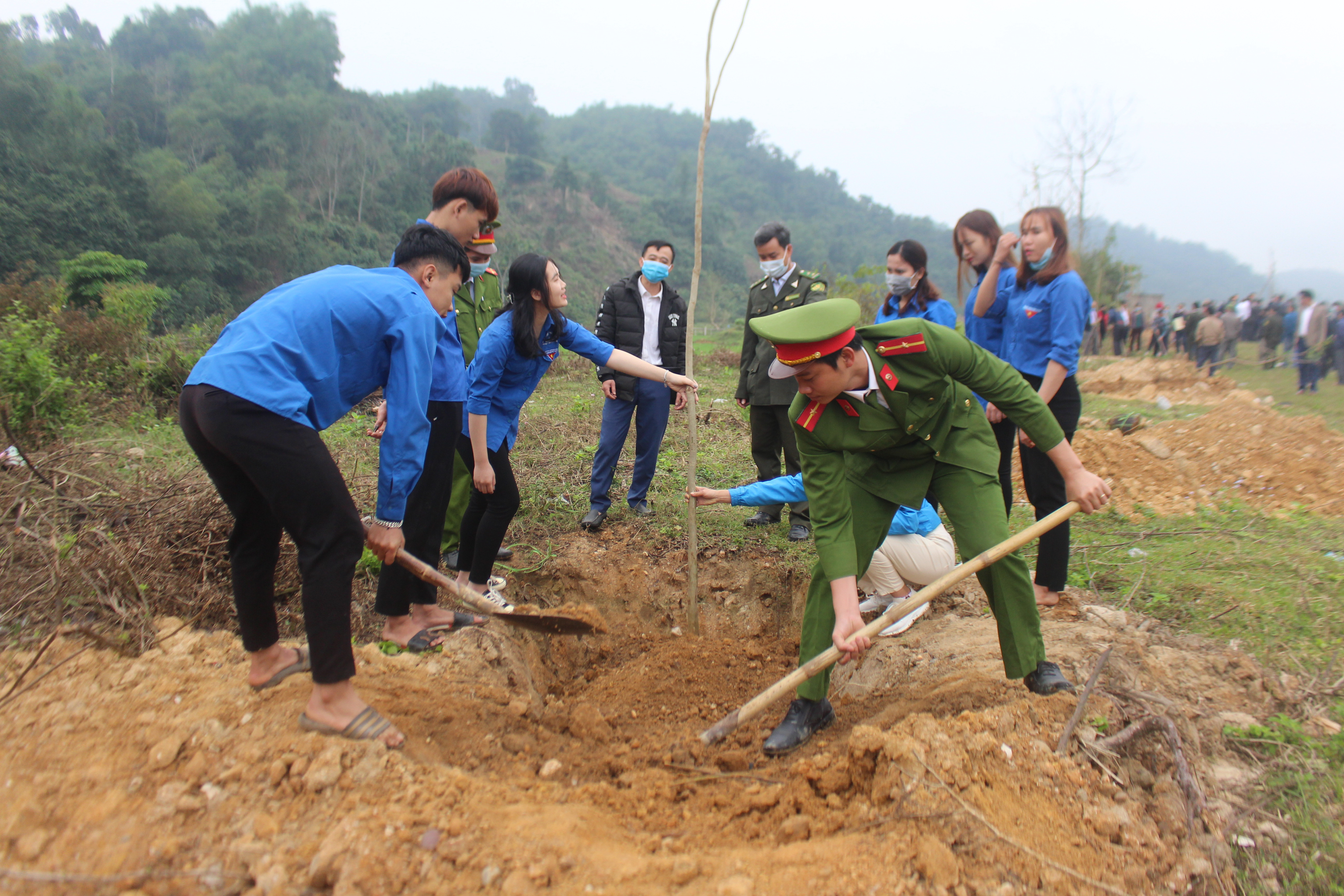 Lực lượng vũ trang và đoàn viên thanh niên hăng hái tham gia trồng cây đầu năm. Ảnh Bá Hậu