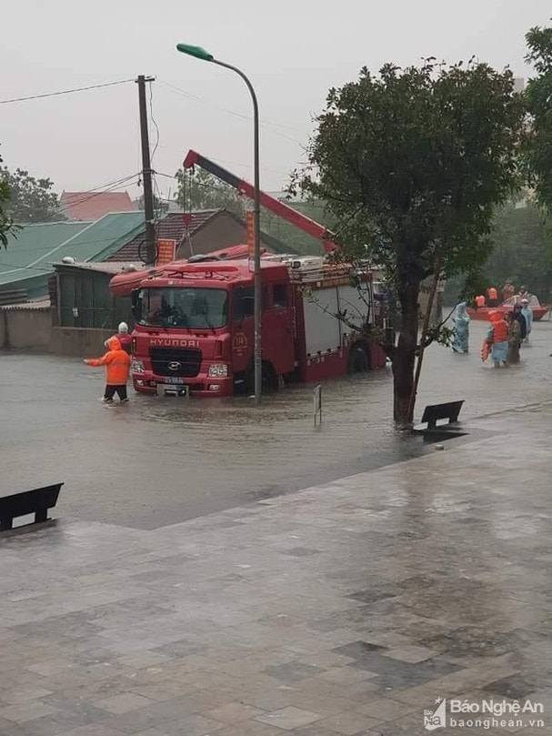 Vào rạng sáng ngày 30/10, Phòng Cảnh sát Phòng Cảnh sát phòng cháy, chữa cháy và cứu nạn, cứu hộ (PCCC&CNCH), Công an tỉnh Nghệ An nhận được tin tại khu vực khối 13 phường Bến Thủy, thành phố Vinh nước ngập sâu do mưa lớn, rất nhiều hộ dân bị mắc kẹt trong nhà khi mực nước ngày càng dâng cao. Đội Cảnh sát PCCC&CNCH trên sông đã được điều động. Đội nhanh chóng xuất 02 xe cứu nạn cứu hộ, 02 xuồng công suất 25CV, 15 cán bộ chiến sĩ cùng các phương tiện chuyên dụng di chuyển tới các tuyến đường, khu vực bị cô lập, ngập sâu, giúp người dân, đặc biệt là người già và trẻ nhỏ thoát khỏi vùng nguy hiểm đến nơi an toàn, đồng thời hỗ trợ dân di dời tài sản. Ảnh: Chu Minh