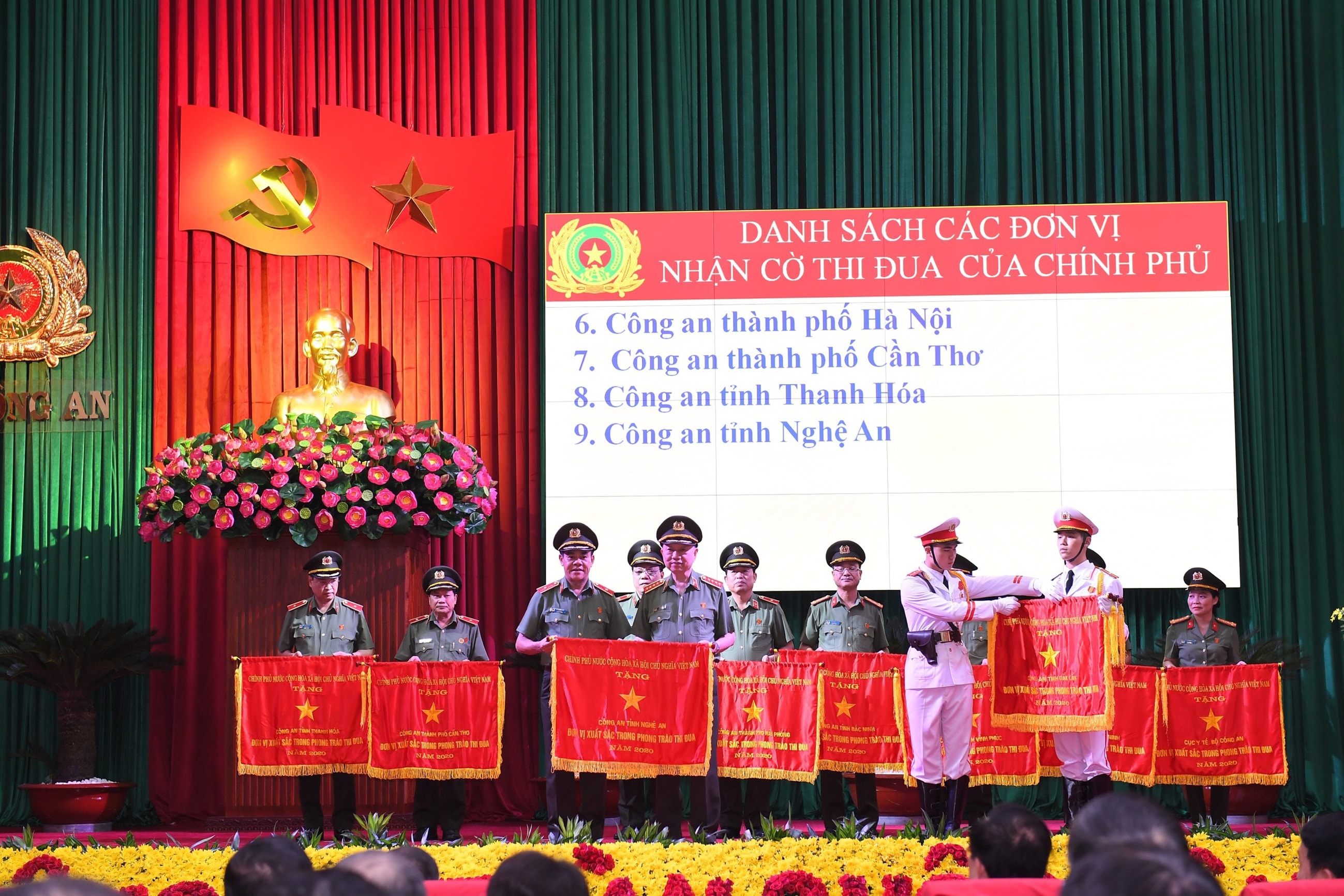 Công an Nghệ An 6 năm liên tục được Thủ tướng Chính phủ tặng Cờ thi đua Vì an ninh Tổ quốc.Ảnh: P.V
