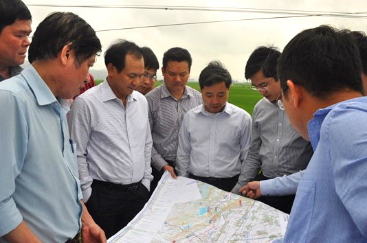 Thứ trưởng Bộ Giao thông Vận tải Nguyễn Nhật trong một lần khảo sát thực địa GPMB Cao tốc Bắc Nam tại Quỳnh Lưu và Hoàng Mai. Ảnh: Tư liệu