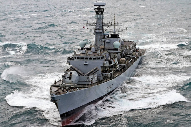 Hải quân NATO theo sát 9 tàu chiến Nga qua vùng biển gần Anh- ZINGNEWS.VN