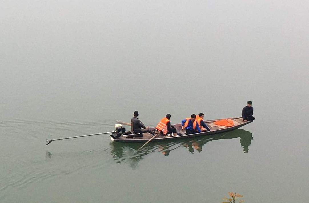 Sau 2 ngày tích cực tìm kiếm, 11h trưa nay, cơ quan chức năng đã tìm thấy thi thể thầy T trên sông Lam, cách cầu Khe Rạn tầm 300m. Ảnh: PV