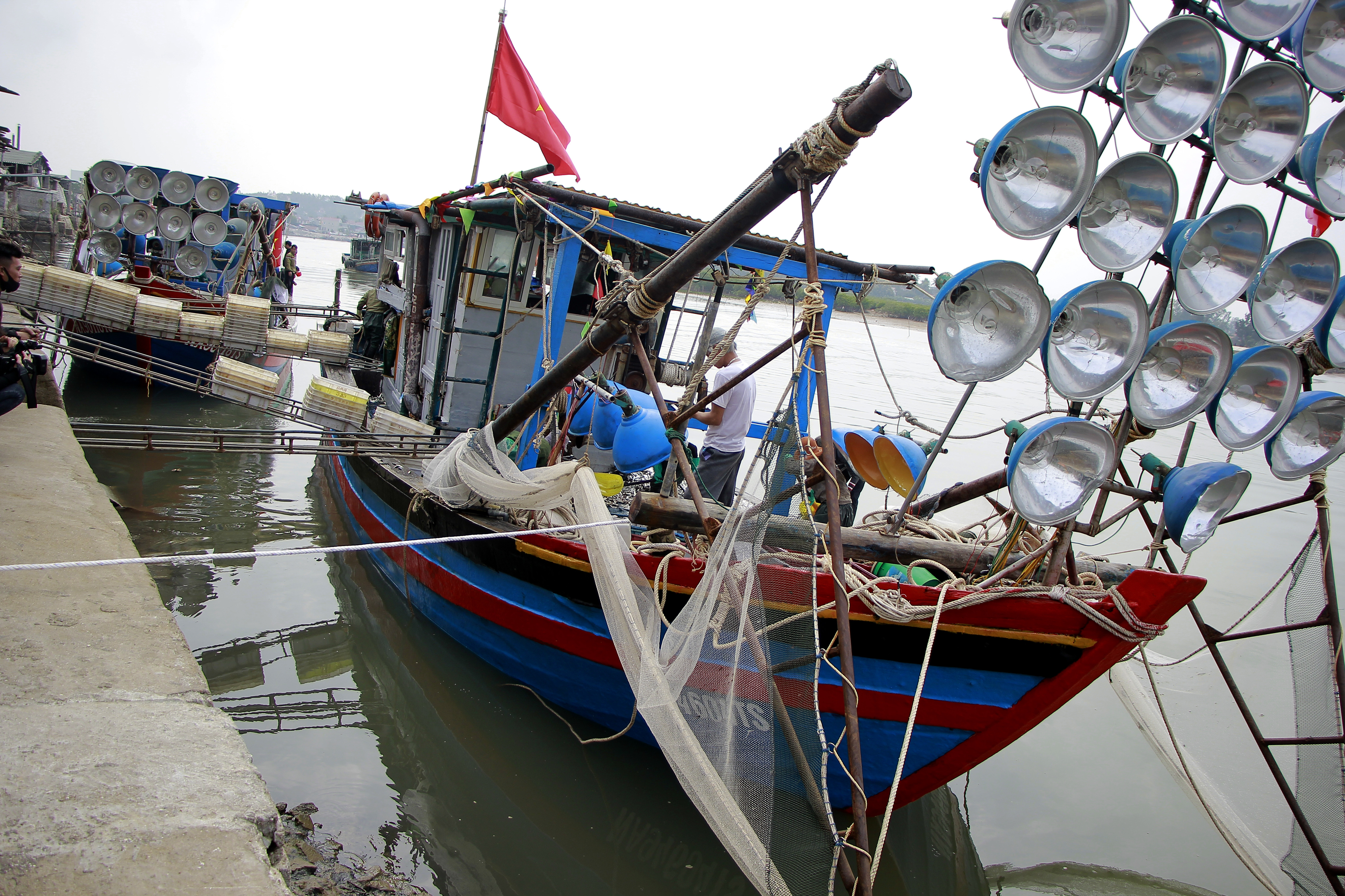 Sau những ngày nghỉ Tết, từ mồng 3 Âm Lịch đến nay các tàu thuyền của ngư dân phường Quỳnh Dị, thị xã Hoàng Mai lại nối nhau ra khơi đánh cá và cập bến sau vài ngày với đầy khoang cá trích.