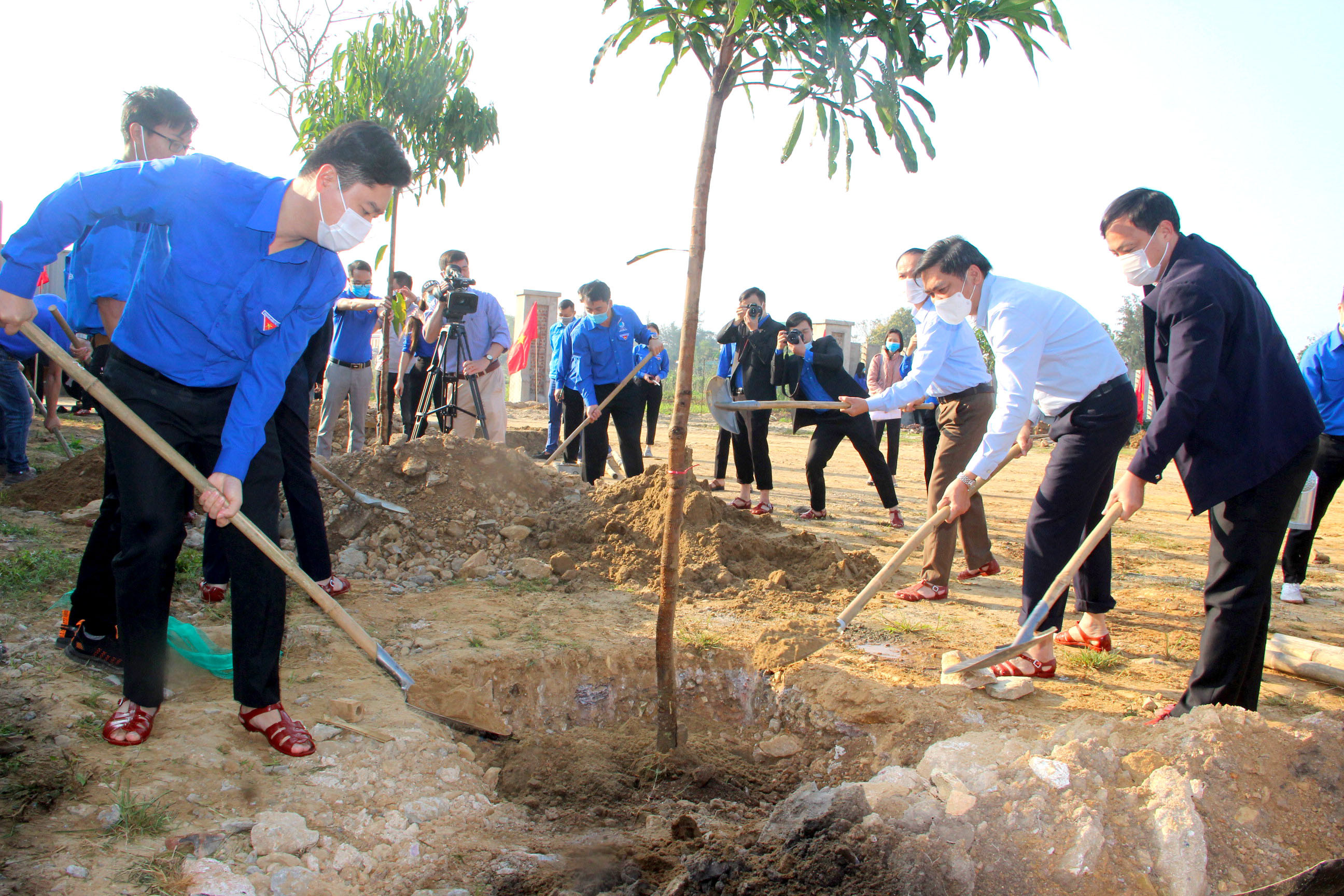 Sáng 21/2, Ban Thường vụ Tỉnh đoàn Nghệ An tổ chức trồng cây đầu Xuân Tân Sửu và một số hoạt động khởi động Tháng Thanh niên năm 2021.