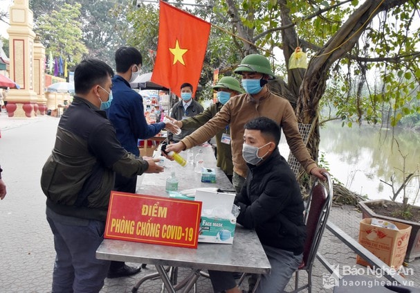 Thực hiện rửa tay sát khuẩn để phòng, chống dịch Covid-19 ở đền Hoàng Mười. Ảnh tư liêụCông Kiên