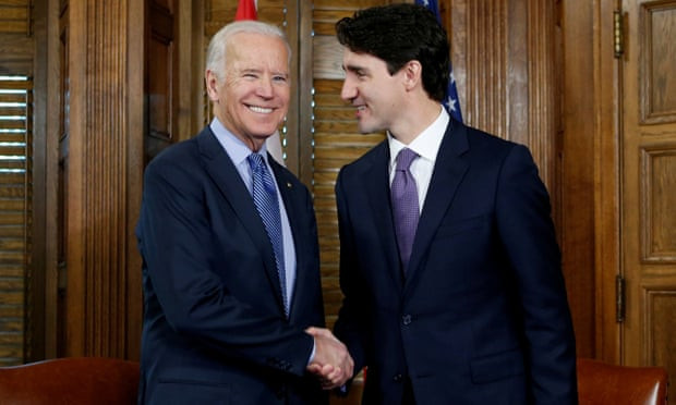 Ông Joe Biden khi còn là Phó Tổng thống Mỹ bắt tay Thủ tướng Canada Justine Trudeau năm 2016. Ảnh: Reuters