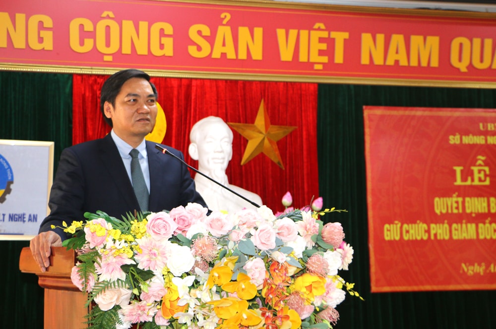 Thay mặt lãnh đạo tỉnh, đồng chí Hoàng Nghĩa Hiếu - Phó Chủ tịch UBND tỉnh chúc mừng và giao nhiệm vụ đồng chí Võ Thị Nhung- Tân Phó Giám đốc Sở.