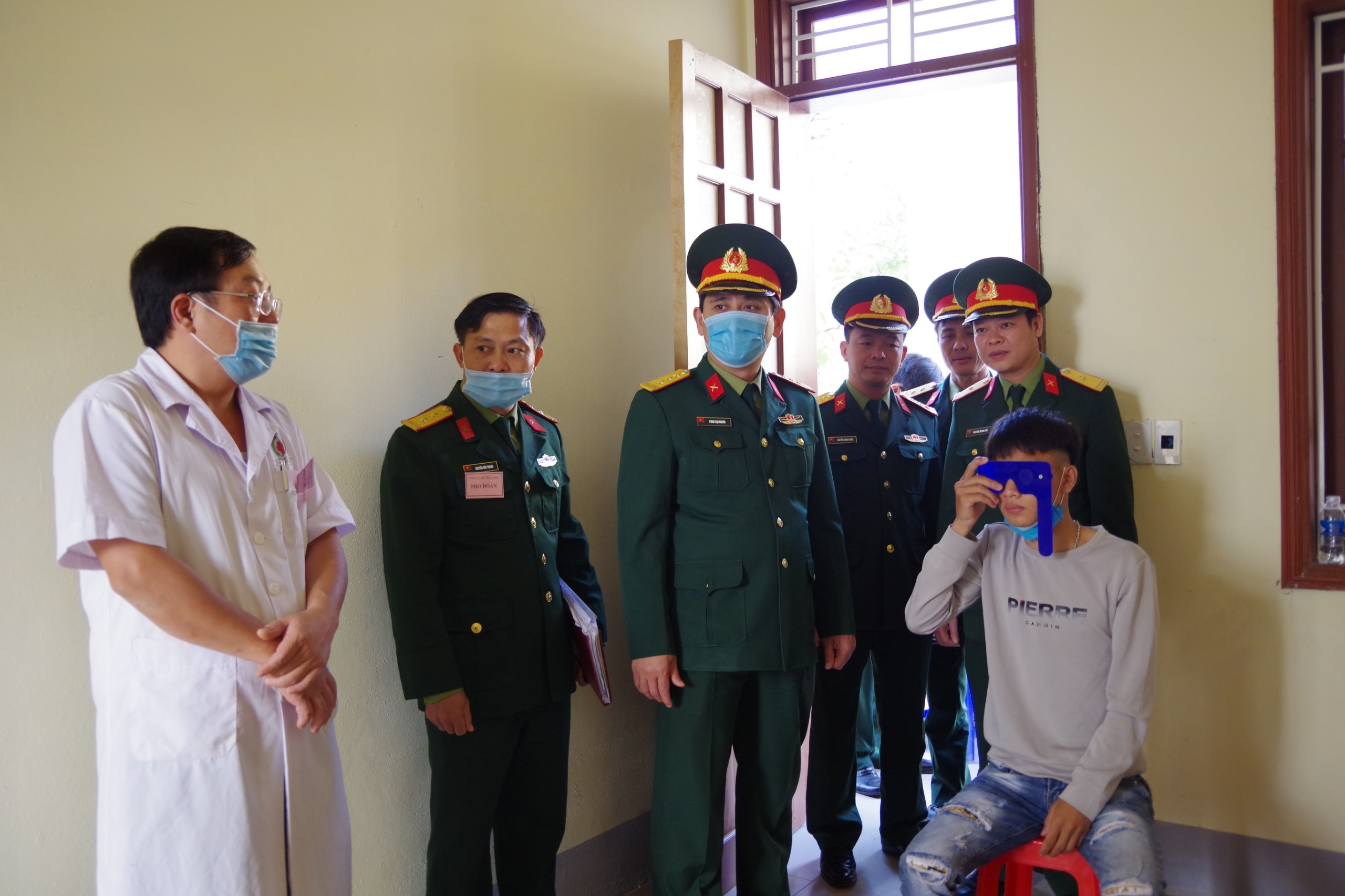Thủ trưởng Bộ CHQS tỉnh kiểm tra công tác khám tuyễn nghĩa vụ quân sự năm 2021 tại hội đồng nghĩa vụ quân sự huyện Nghi Lộc.