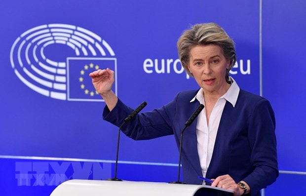 Chủ tịch EC Ursula von der Leyen phát biểu tại cuộc họp báo. Ảnh: AFP