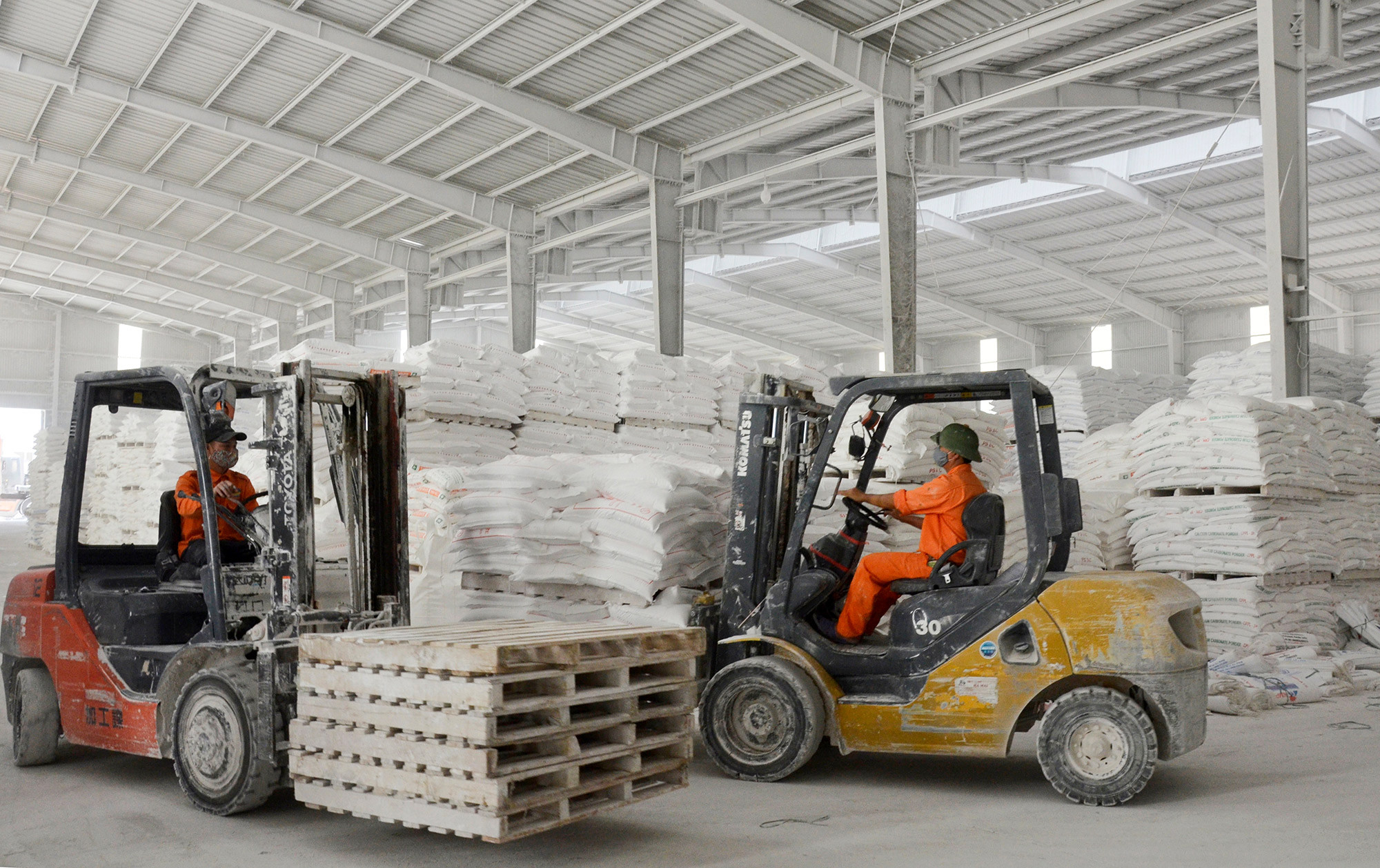 Sản xuất bột đá siêu mịn phục vụ xuất khẩu tại huyện Quỳ Hợp. Ảnh Thanh Lê