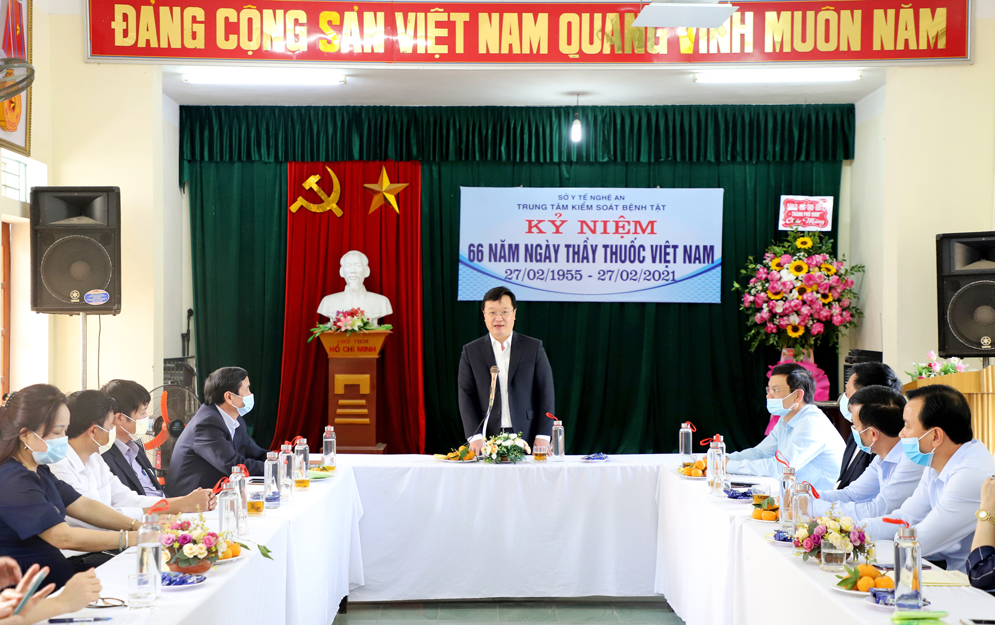 Đồng chí Nguyễn Đức Trung - Chủ tịch UBND tỉnh đánh giá cao vai trò của Trung tâm CDC tỉnh trong công tác phòng, chống dịch Covid-19. Ảnh: Phạm Bằng