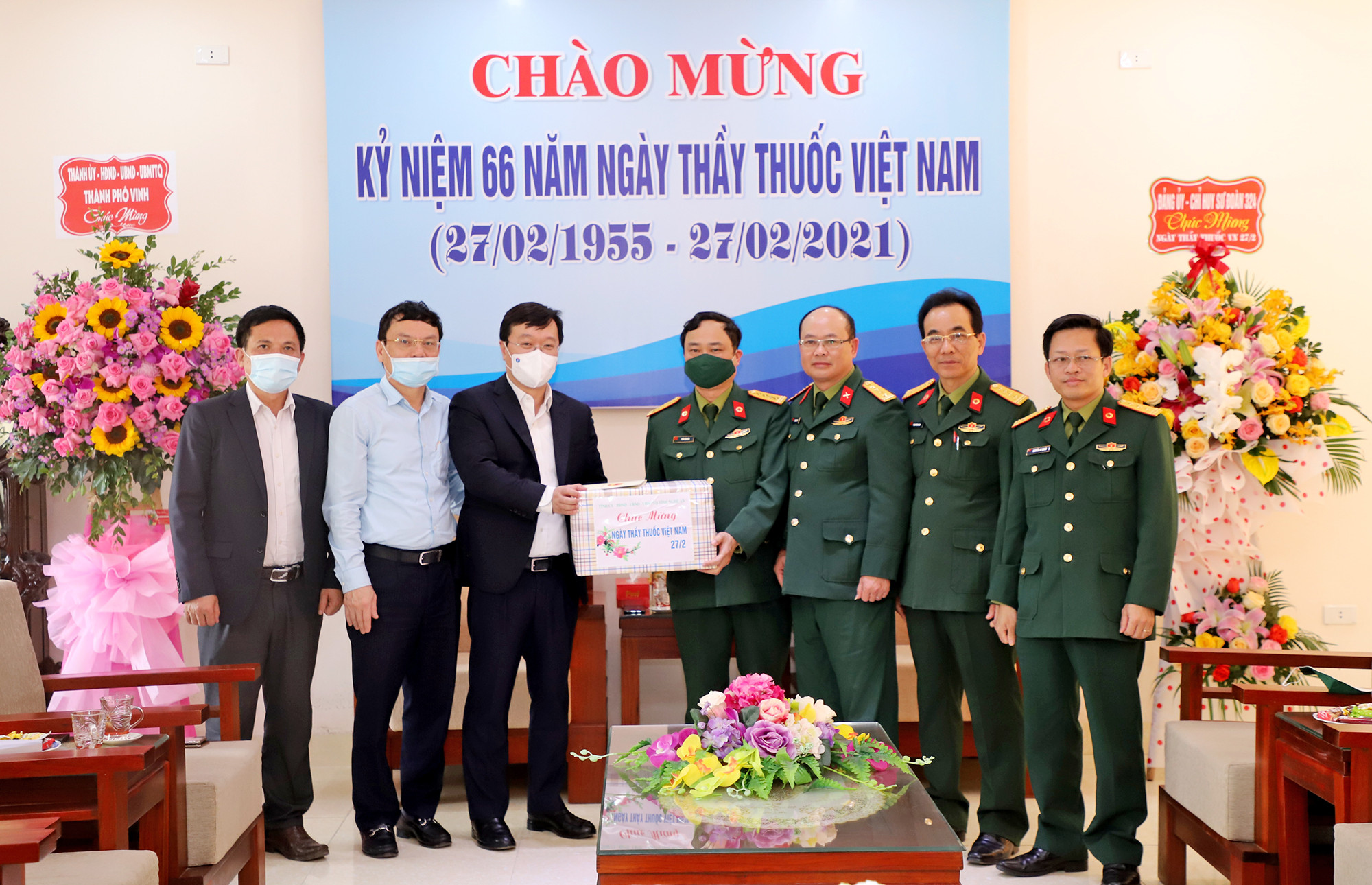 Đồng chí Nguyễn Đức Trung - Chủ tịch UBND tỉnh tặng quà chúc mừng Bệnh viện Quân y 4 nhân dịp kỷ niệm 66 năm ngày Thầy thuốc Việt Nam. Ảnh: Phạm Bằng