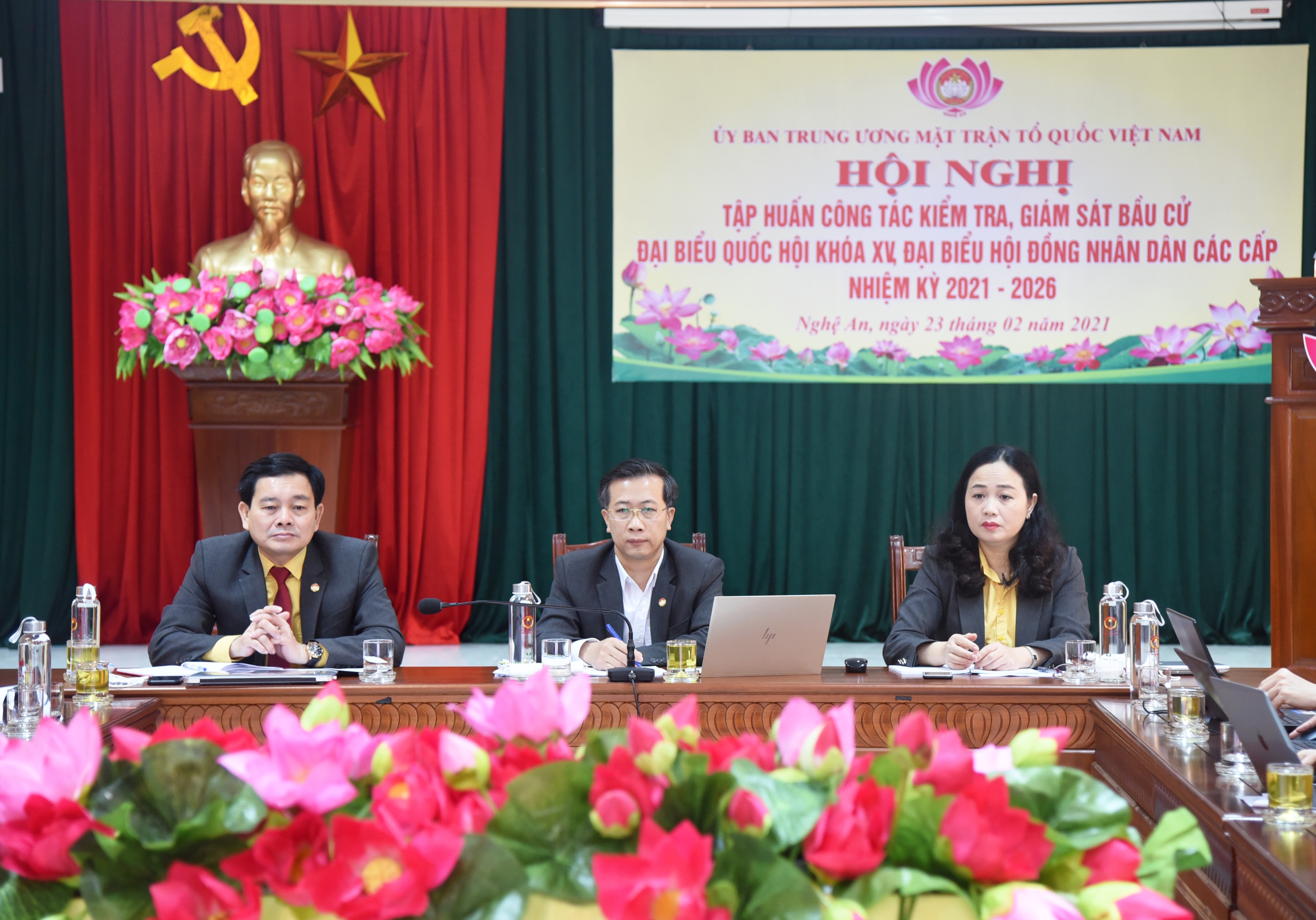 Các đồng chí chủ trì tại điểm cầu Nghệ An. Ảnh: Thu Giang