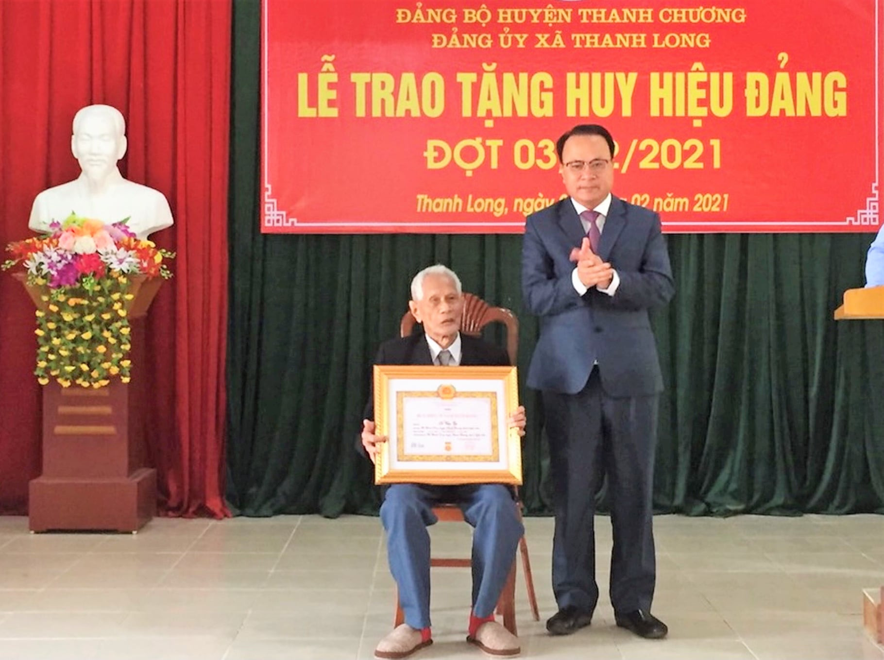 Đồng chí Nguyễn Nam Đình - Ủy viên BTV Tỉnh ủy, Bí thư Đảng ủy Khối đã trao tặng Huy hiệu 75 năm tuổi Đảng cho đồng chí Lê Văn Từ  