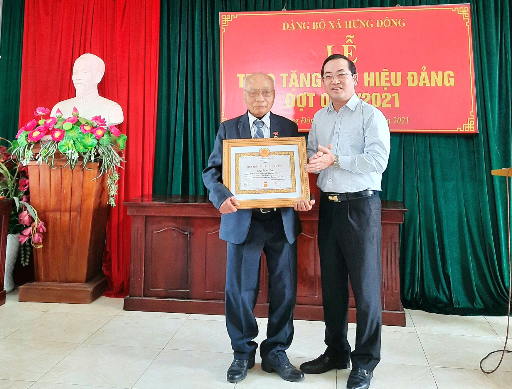 Đồng chí Nguyễn Văn Lư – Phó bí thư Thường trực Thành ủy Vinh  trao huy hiệu 75 tuổi Đảng cho đảng viên Ngô Xuân Lan.