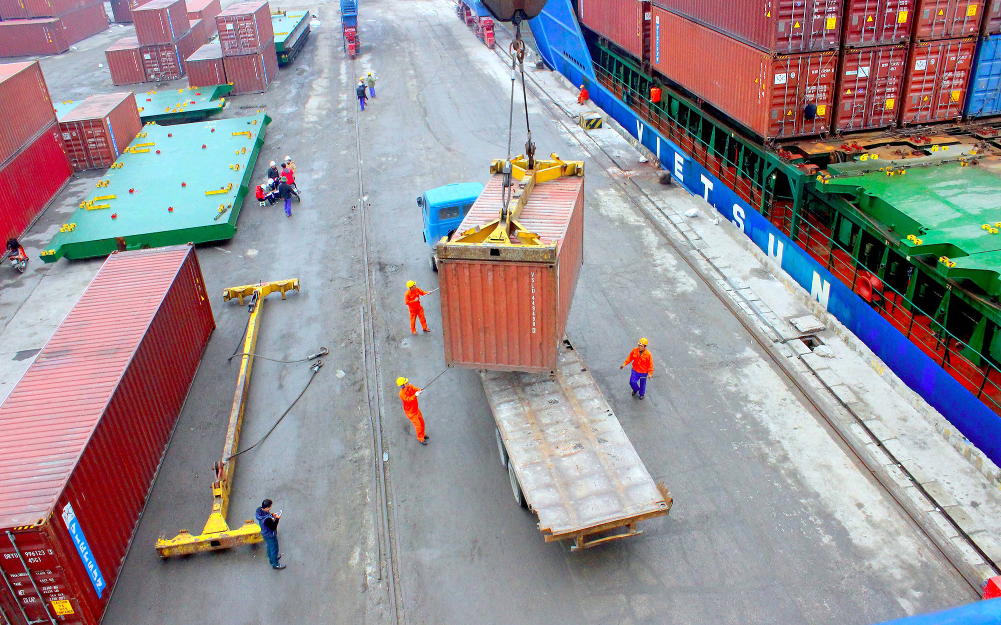 Xếp dỡ Container tại Cảng Cửa Lò. Ảnh: Quang An