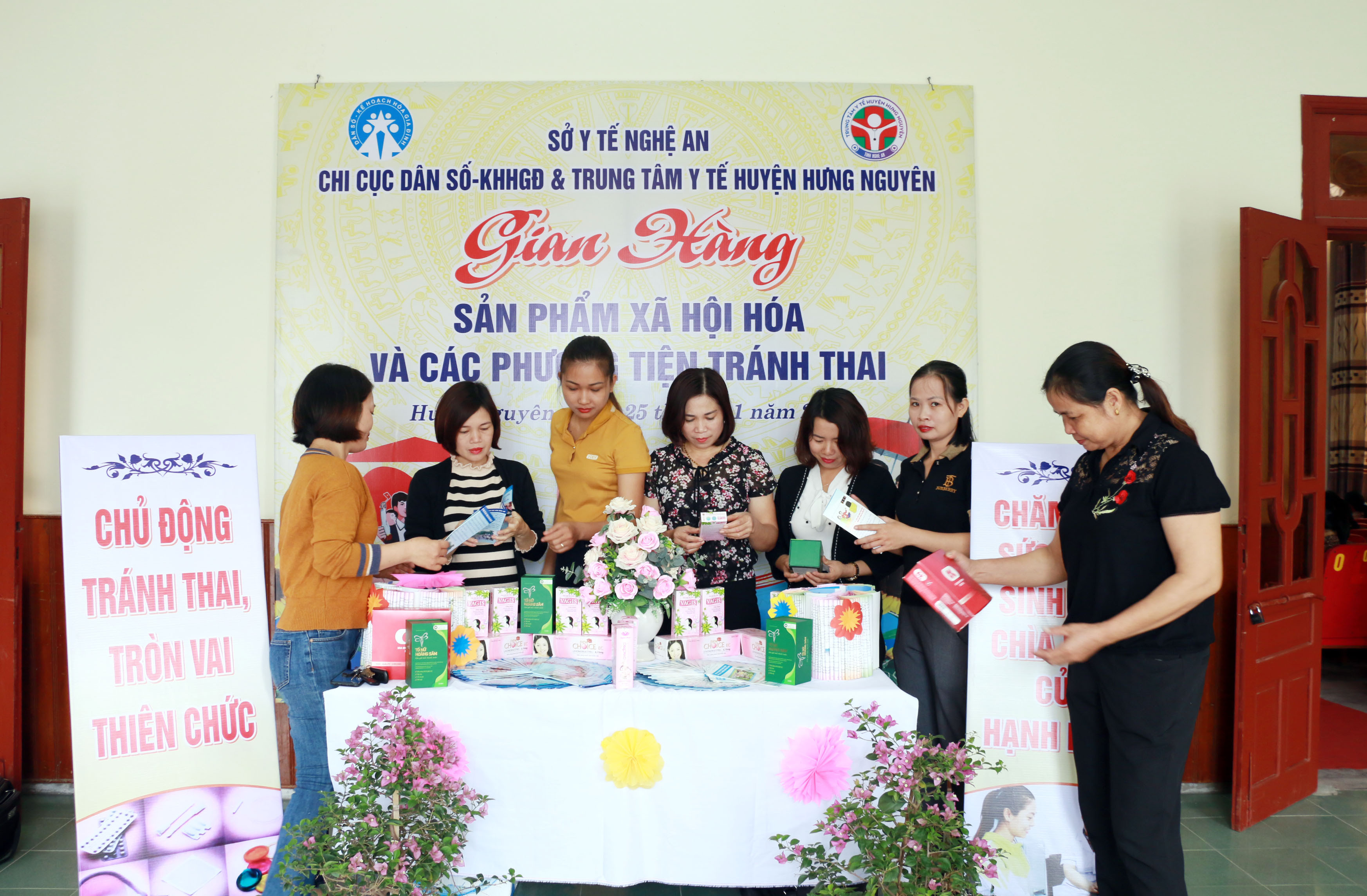 Người dân huyện Quỳnh Lưu tìm hiểu về các biện phap tránh thai.Ảnh: MH.